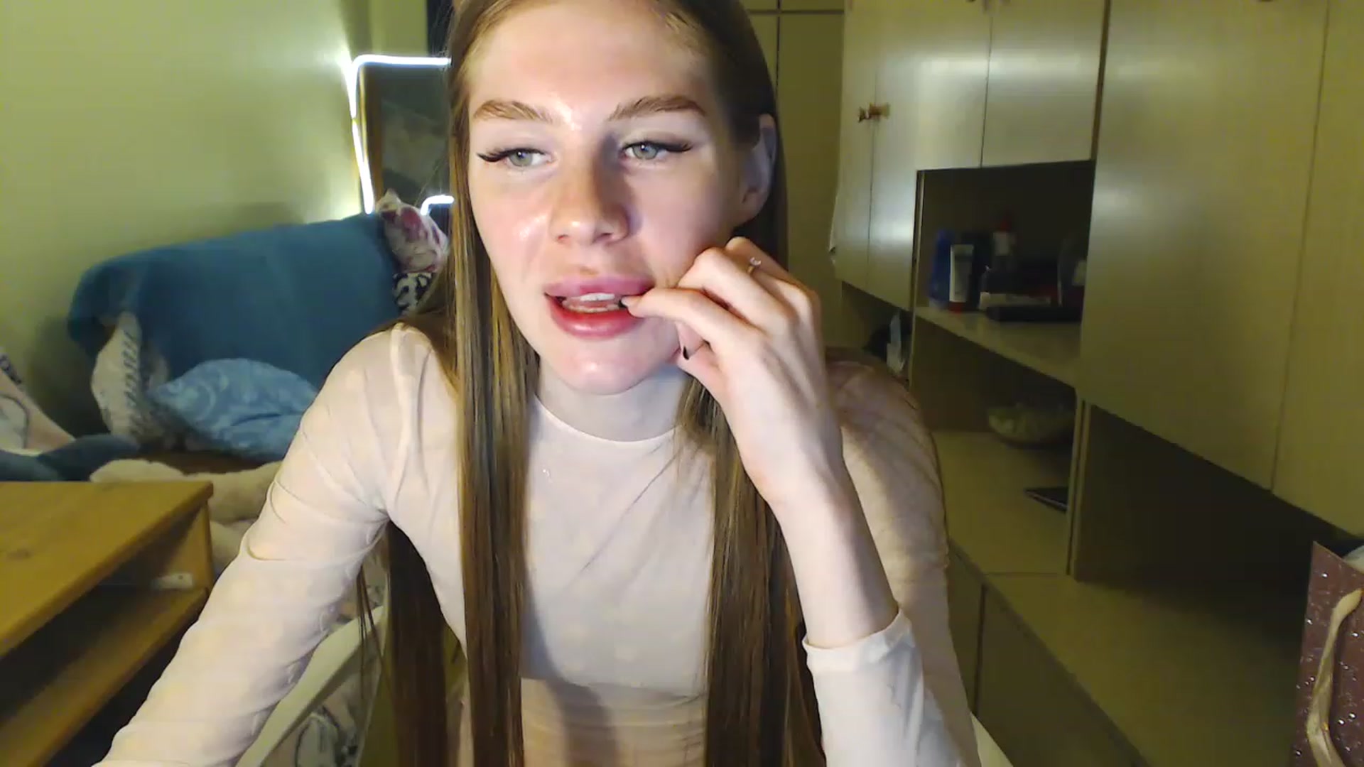 Gallery image thumbnail from Vesnyshka's myfreecams stream on, 06/18/2023, 19:27 image 9 of 20