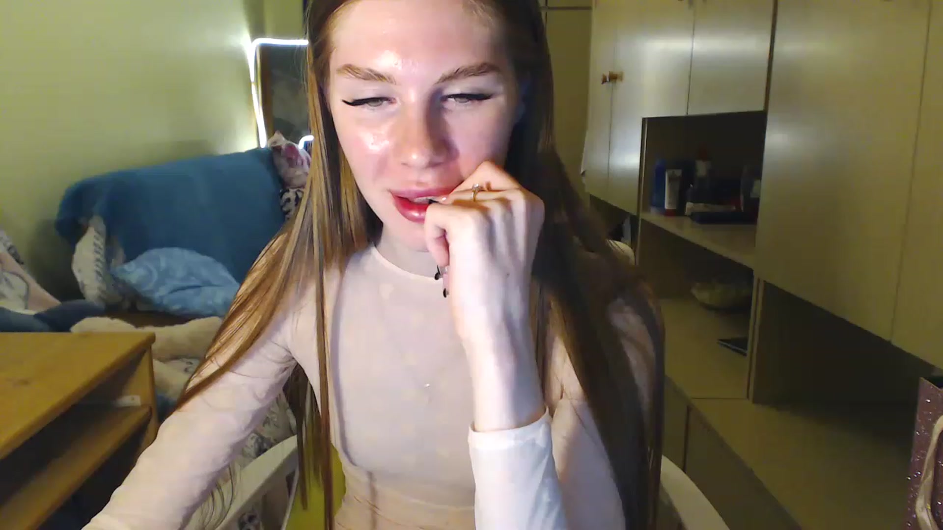 Gallery image thumbnail from Vesnyshka's myfreecams stream on, 06/18/2023, 19:27 image 17 of 20