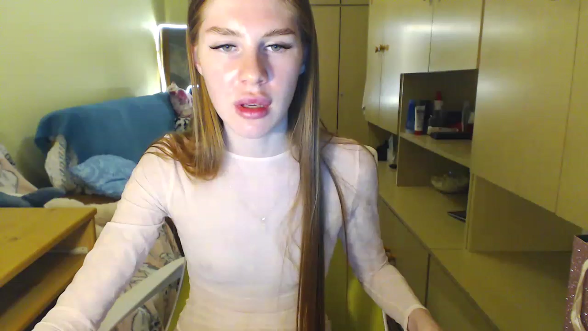 Gallery image thumbnail from Vesnyshka's myfreecams stream on, 06/18/2023, 19:27 image 18 of 20