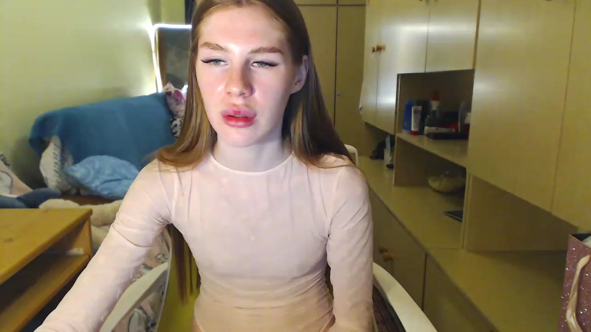 Gallery image thumbnail from Vesnyshka's myfreecams stream on, 06/18/2023, 19:27 image 7 of 20