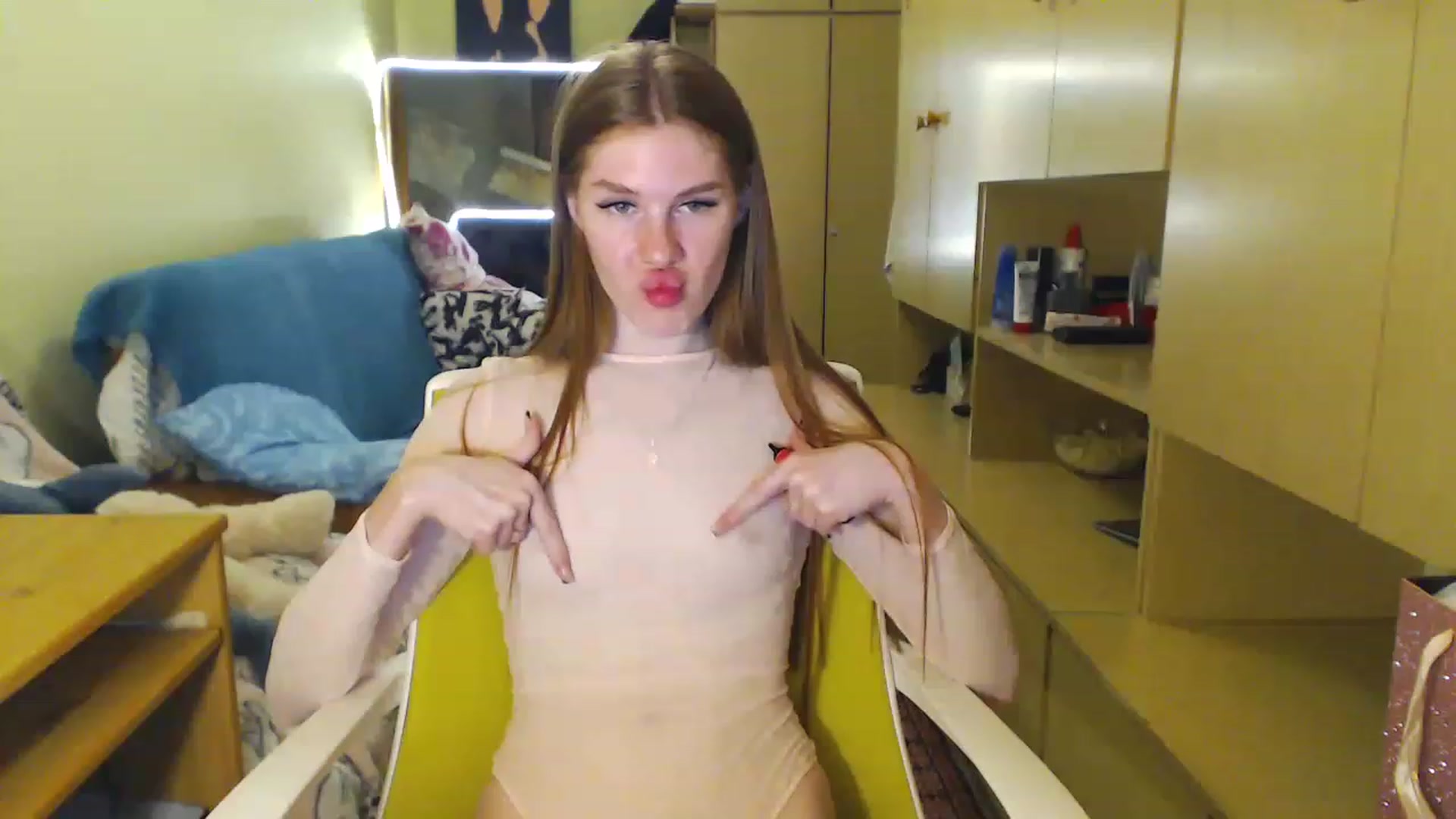 Gallery image thumbnail from Vesnyshka's myfreecams stream on, 06/18/2023, 19:27 image 6 of 20