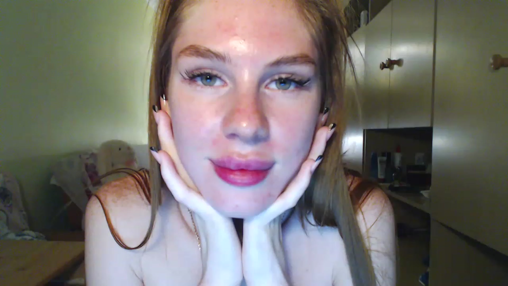 Gallery image thumbnail from Vesnyshka's myfreecams stream on, 07/04/2023, 21:04 image 10 of 20