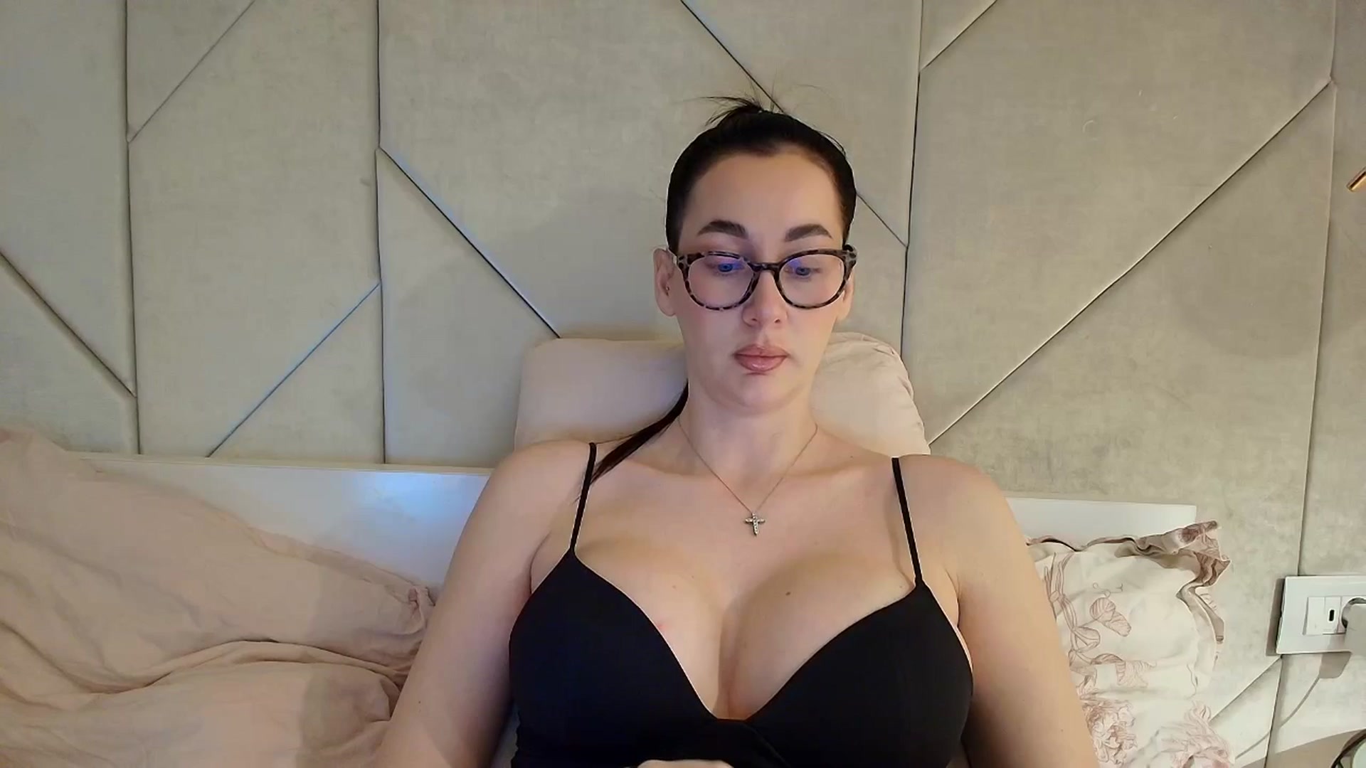 Gallery image thumbnail from Vexyra's myfreecams stream on, 04/17/2026, 22:48 image 14 of 20