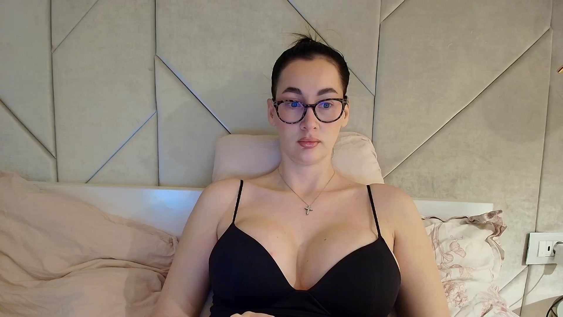Gallery image thumbnail from Vexyra's myfreecams stream on, 04/17/2026, 22:48 image 15 of 20