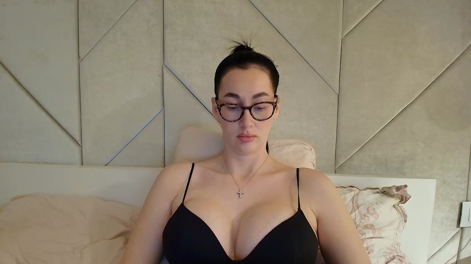 Gallery image thumbnail from Vexyra's myfreecams stream on, 04/17/2026, 23:57 image 4 of 20