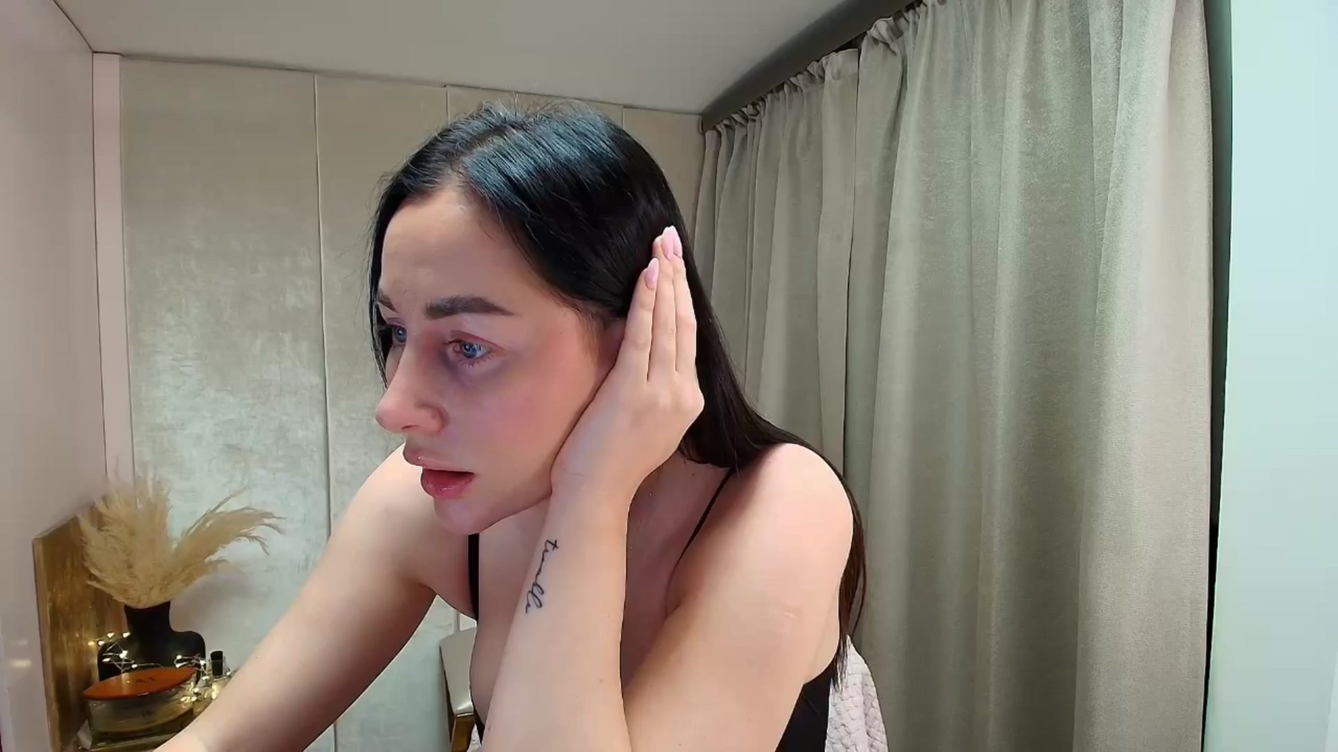 Gallery image thumbnail from Vexyra's myfreecams stream on, 04/30/2026, 21:11 image 17 of 20