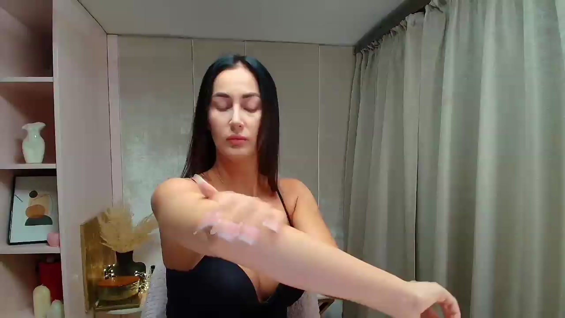 Gallery image thumbnail from Vexyra's myfreecams stream on, 08/14/2026, 19:27 image 2 of 20