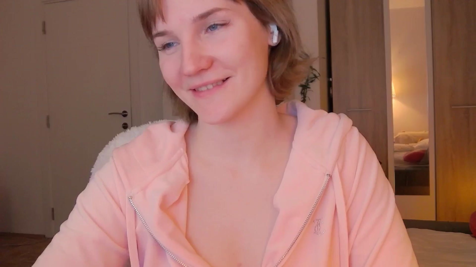 Gallery image thumbnail from ViTheGoddess's myfreecams stream on, 04/29/2026, 08:07 image 17 of 20