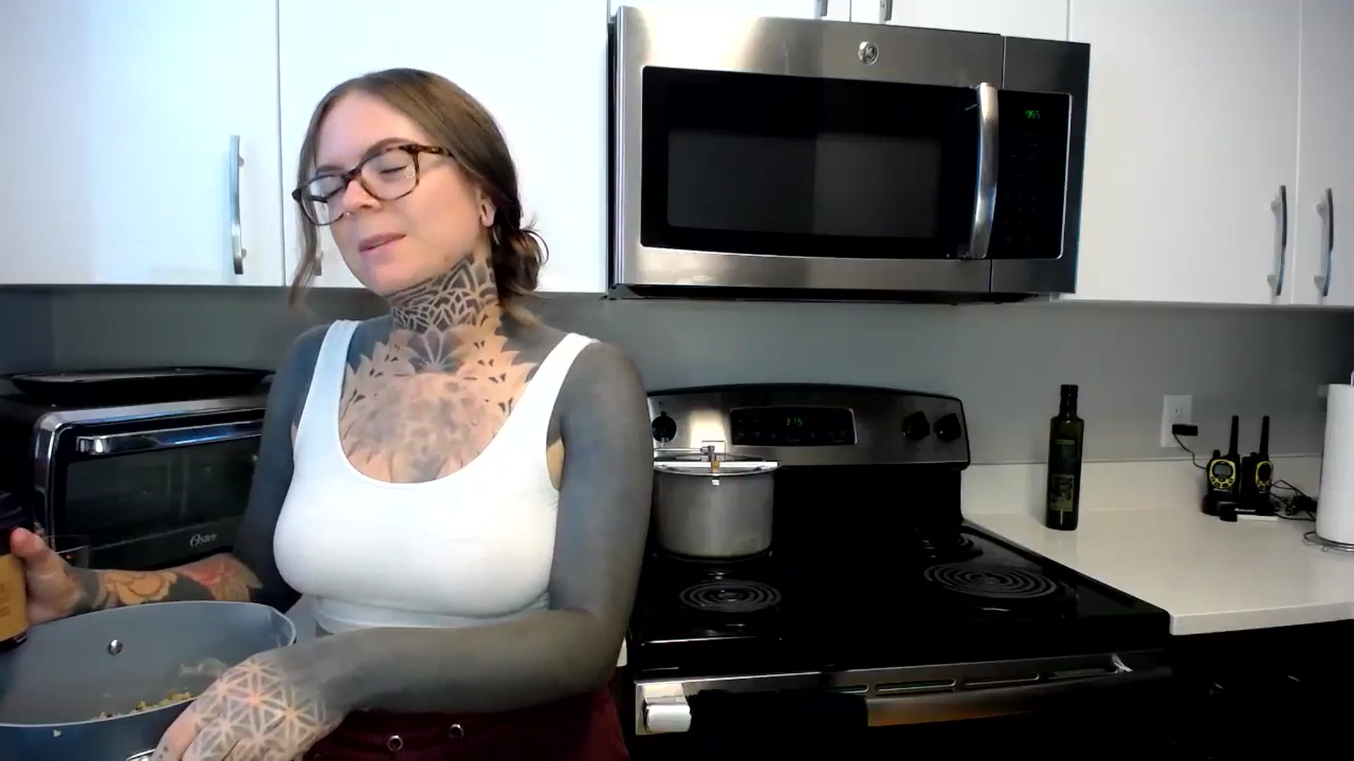 Gallery image thumbnail from ViVerdure's myfreecams stream on, 08/06/2023, 18:05 image 3 of 20