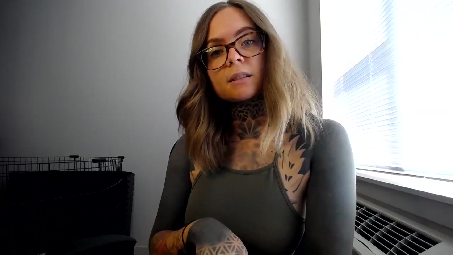 Gallery image thumbnail from ViVerdure's myfreecams stream on, 08/12/2023, 21:36 image 6 of 20