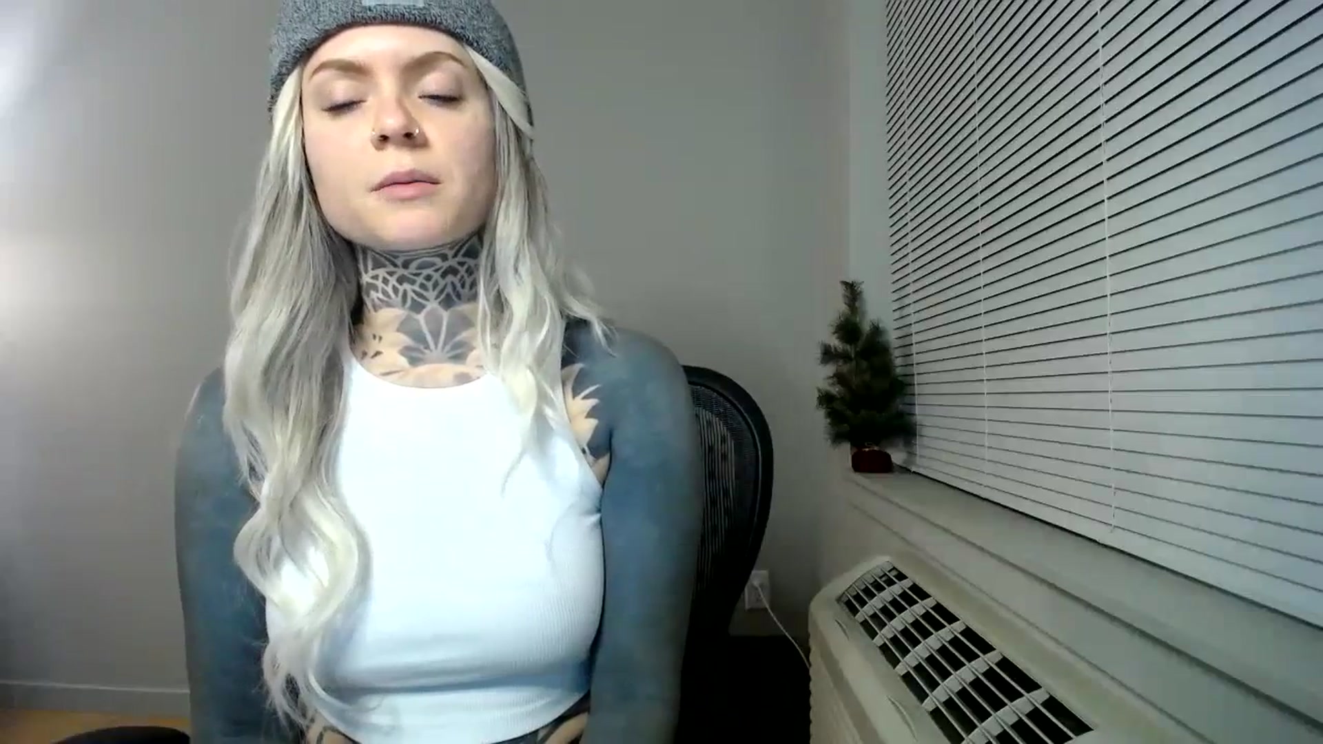 Gallery image thumbnail from ViVerdure's myfreecams stream on, 01/15/2024, 03:19 image 15 of 20