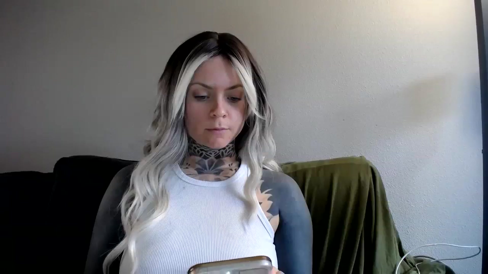 Gallery image thumbnail from ViVerdure's myfreecams stream on, 04/03/2024, 18:02 image 13 of 20