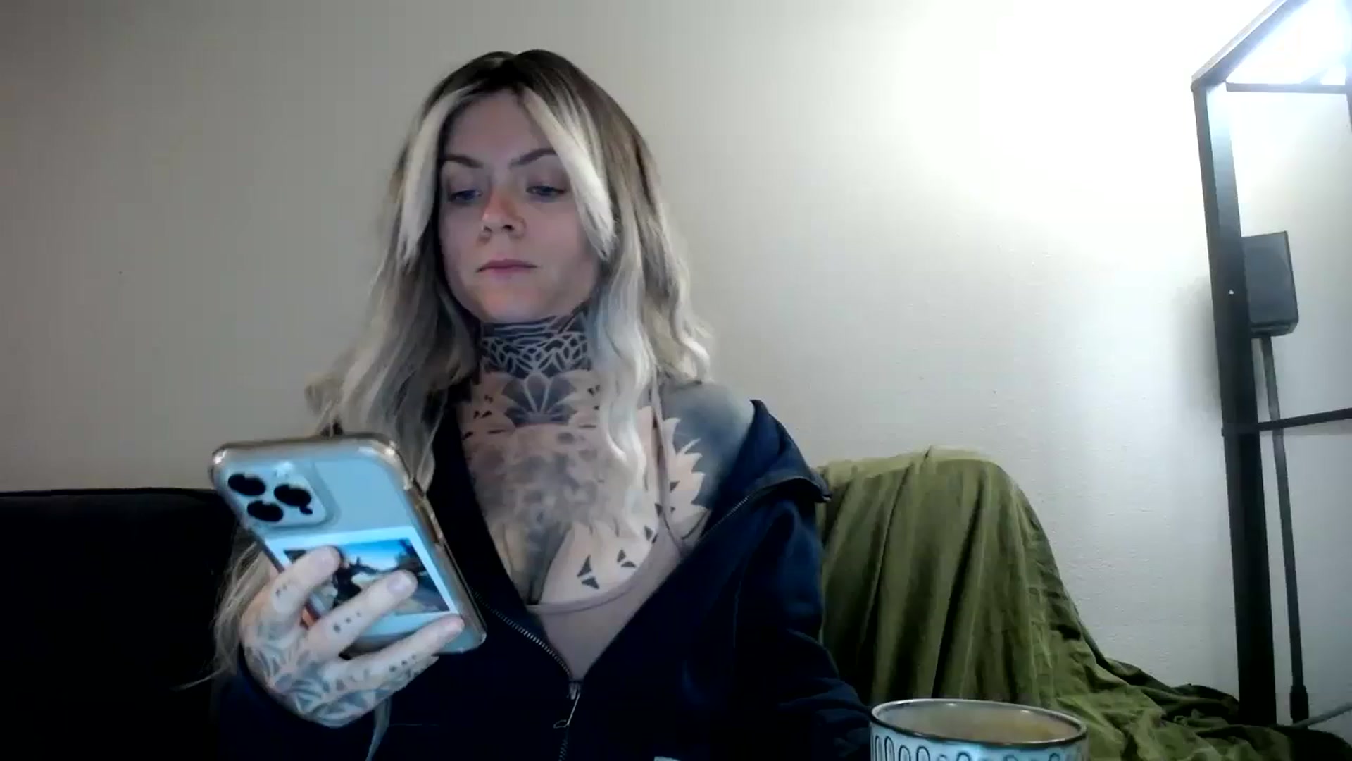 Gallery image thumbnail from ViVerdure's myfreecams stream on, 04/06/2024, 13:36 image 16 of 20