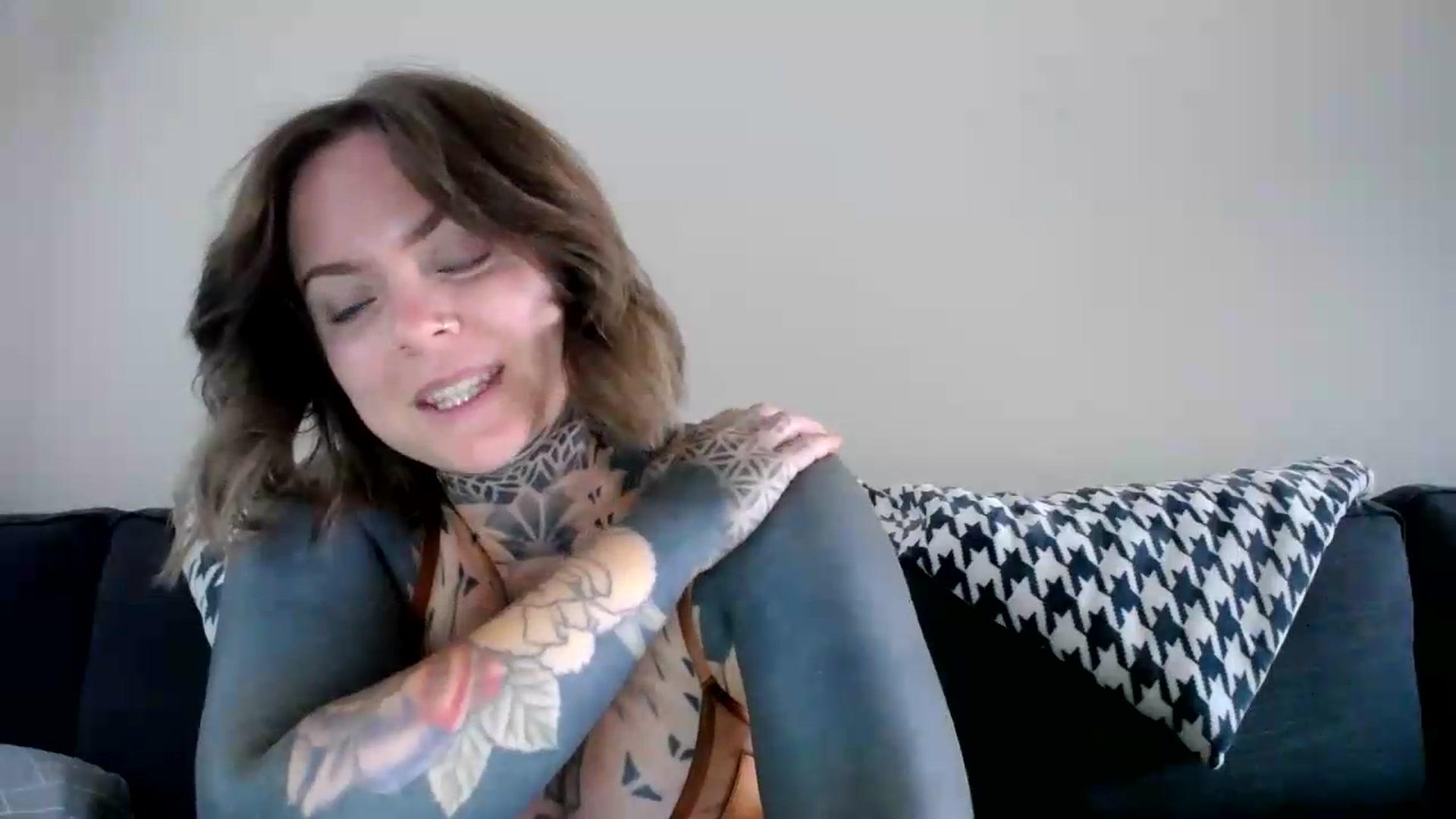 Gallery image thumbnail from ViVerdure's myfreecams stream on, 08/16/2026, 01:18 image 18 of 20