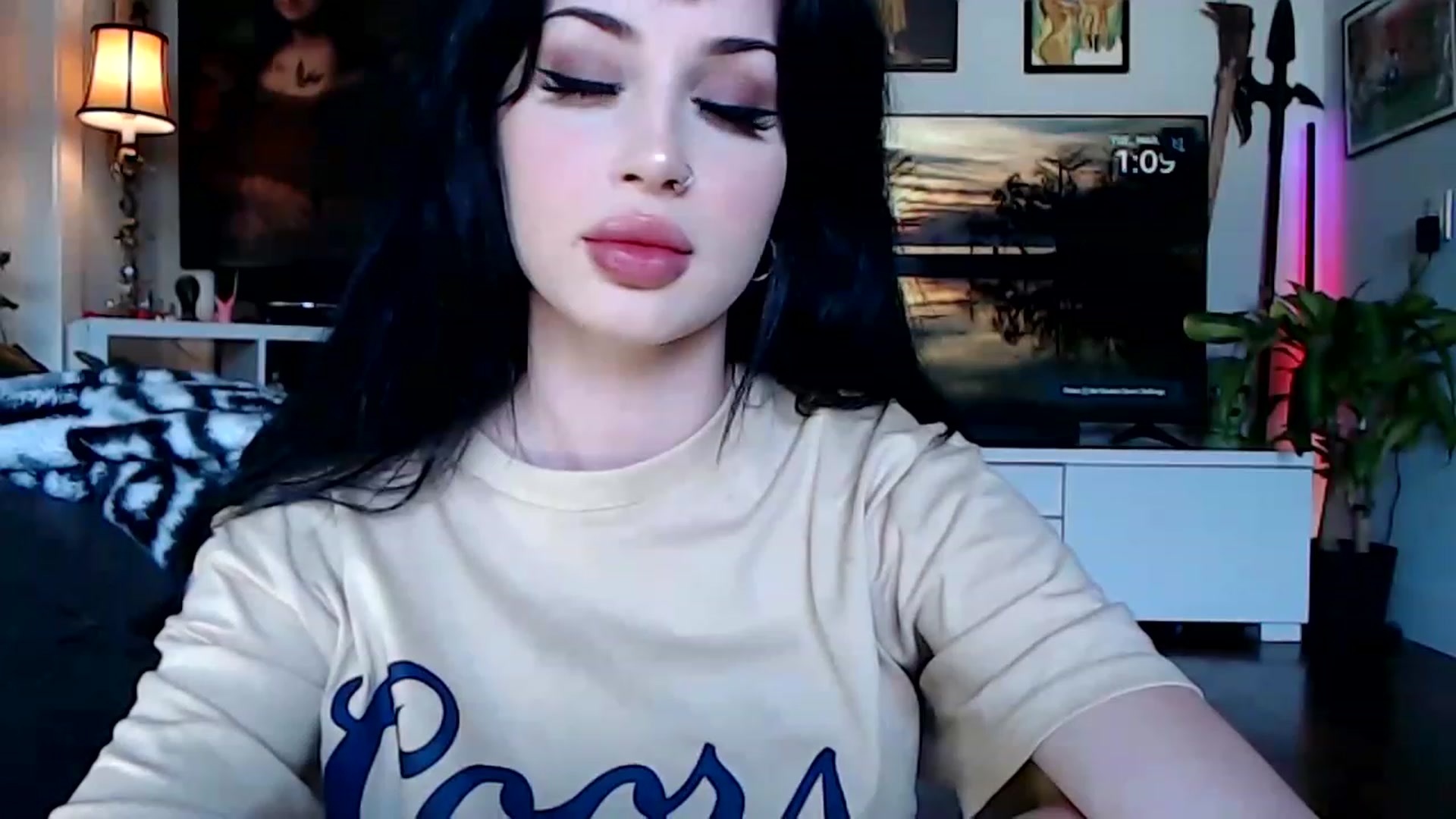 Gallery image thumbnail from Vibabyx's myfreecams stream on, 03/21/2023, 20:19 image 16 of 20