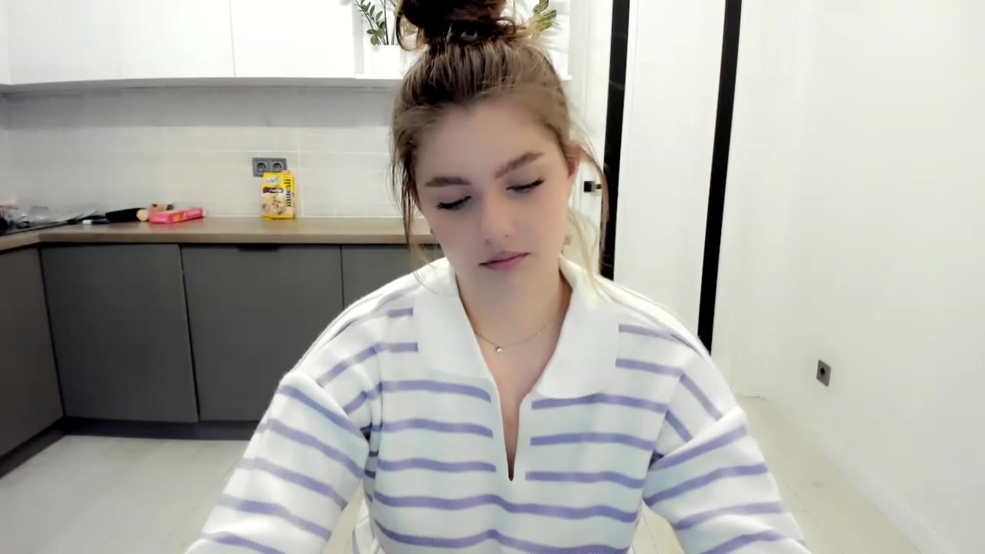 Gallery image thumbnail from VickiVong's myfreecams stream on, 11/23/2022, 11:46 image 10 of 20