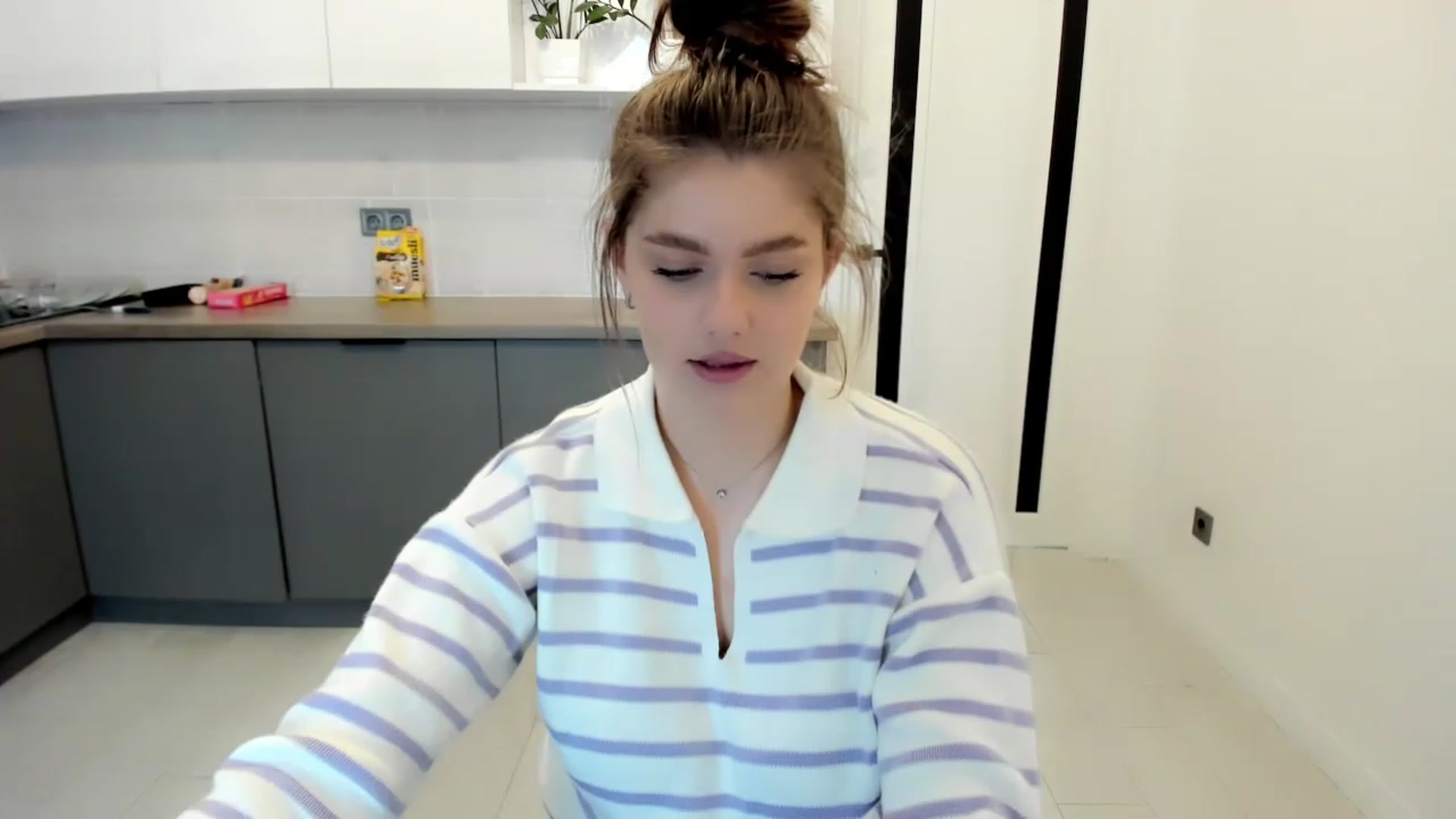 Gallery image thumbnail from VickiVong's myfreecams stream on, 11/23/2022, 12:54 image 17 of 20