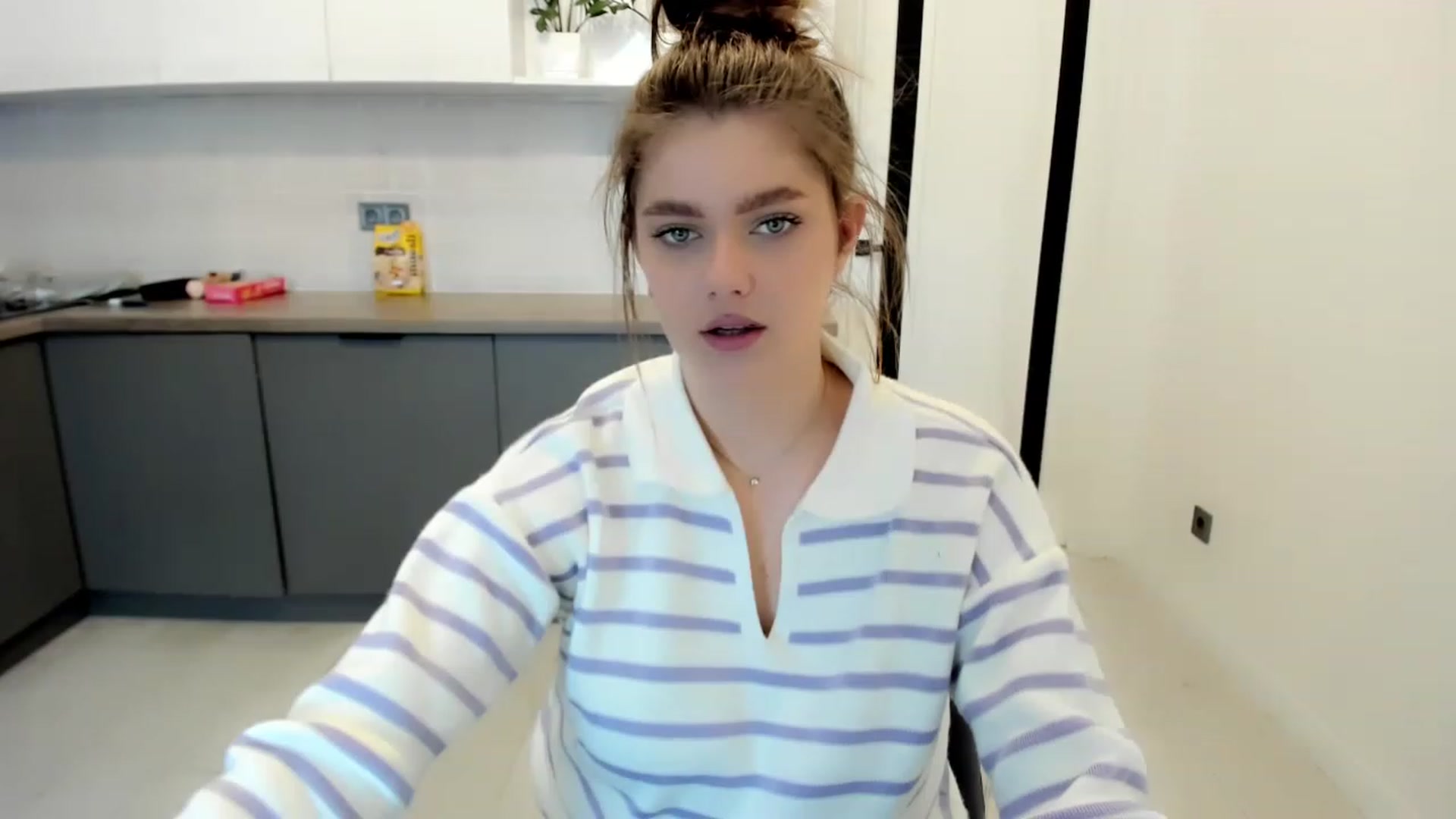 Gallery image thumbnail from VickiVong's myfreecams stream on, 11/23/2022, 12:54 image 10 of 20