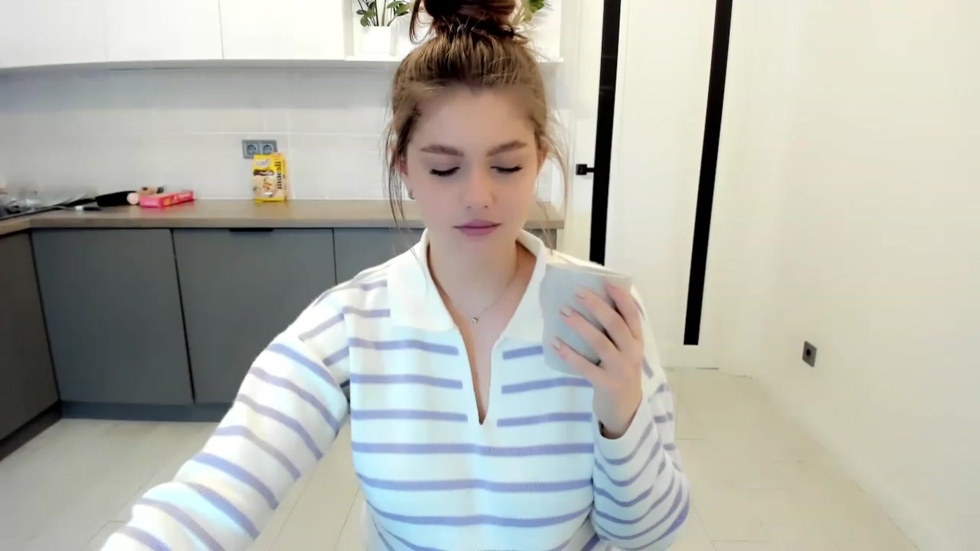 Gallery image thumbnail from VickiVong's myfreecams stream on, 11/23/2022, 12:54 image 18 of 20