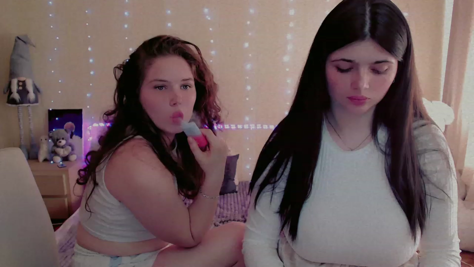 Gallery image thumbnail from Vicki_E's myfreecams stream on, 05/01/2023, 12:09 image 8 of 20