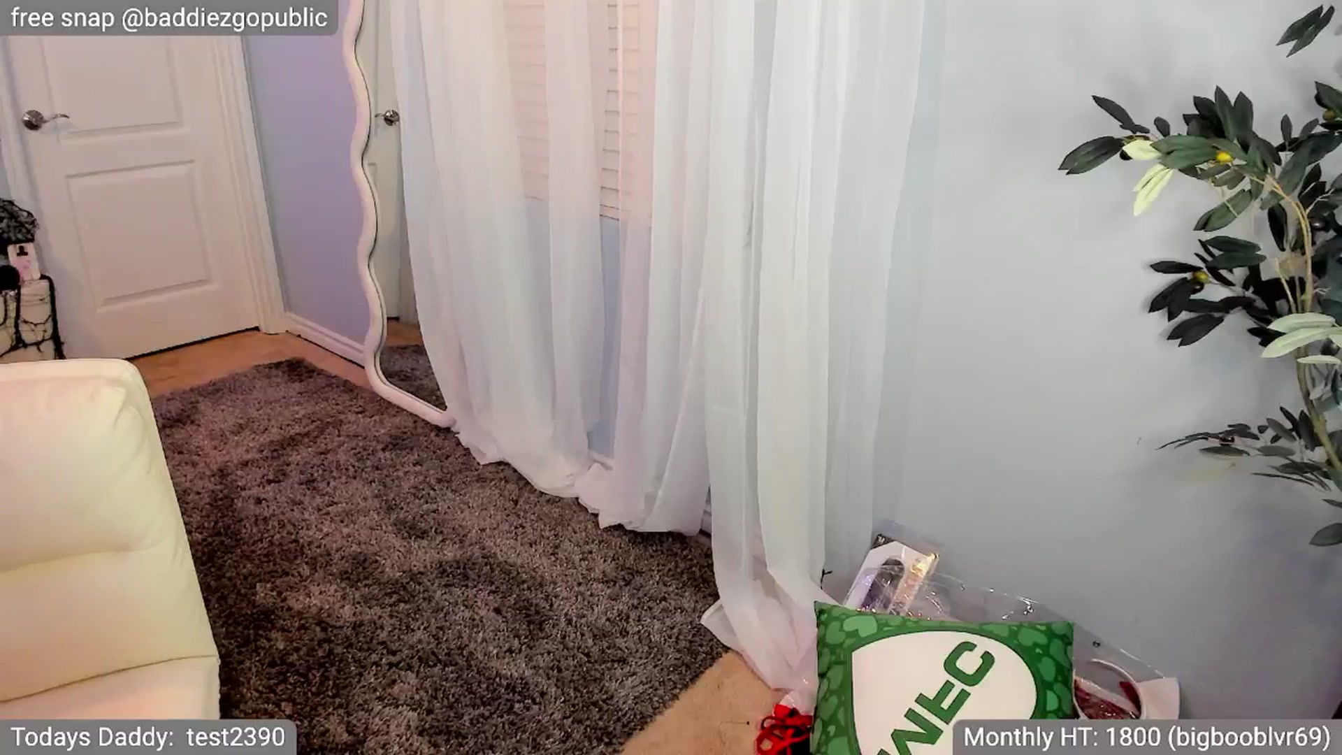 Gallery image thumbnail from VictoriaFox's myfreecams stream on, 10/17/2024, 06:50 image 10 of 20