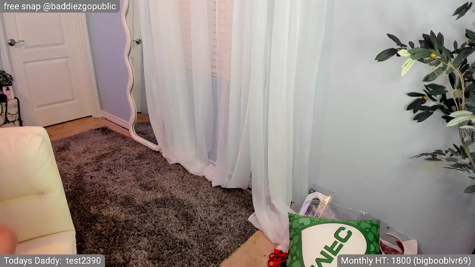 Gallery image thumbnail from VictoriaFox's myfreecams stream on, 10/17/2024, 06:50 image 8 of 20