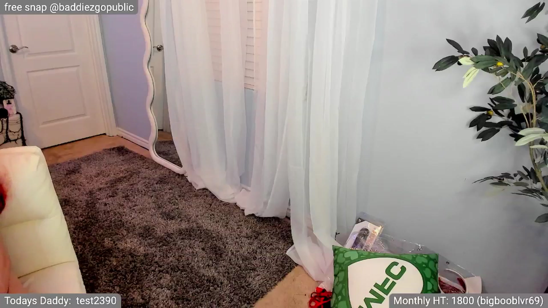 Gallery image thumbnail from VictoriaFox's myfreecams stream on, 10/17/2024, 06:50 image 9 of 20