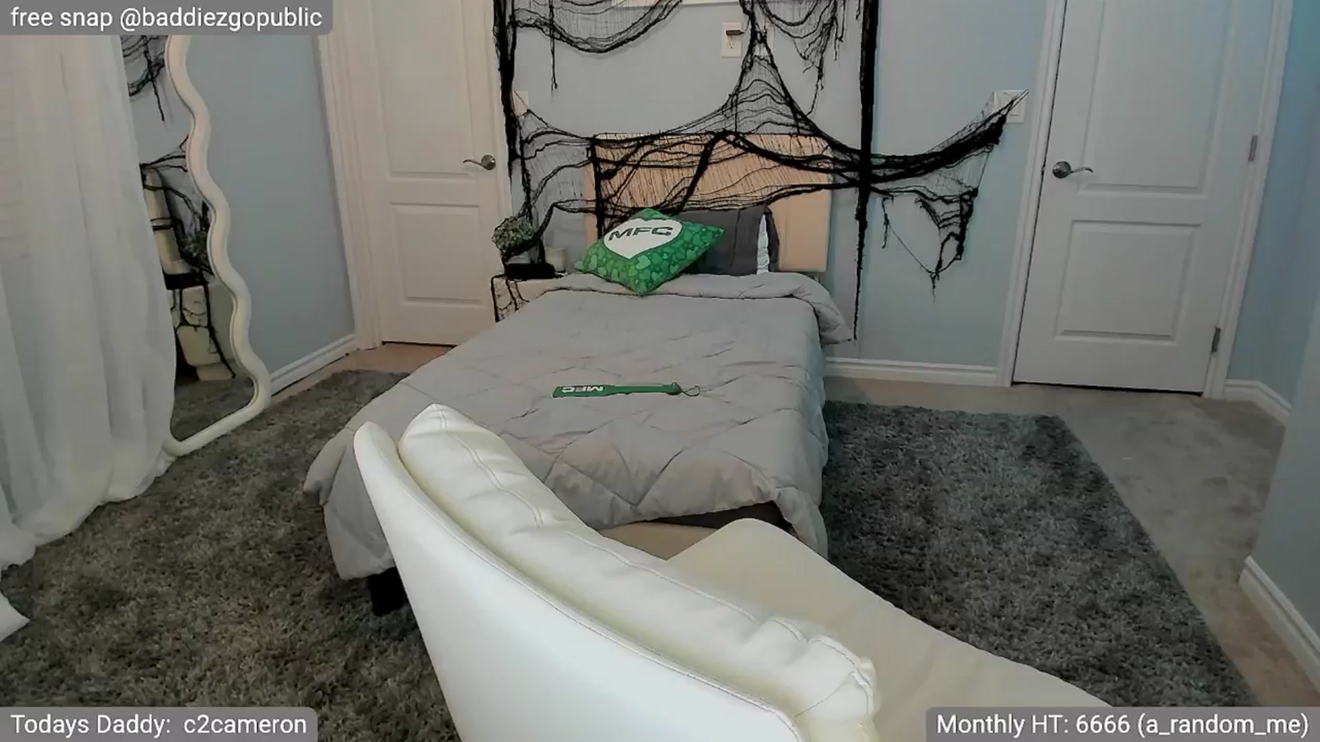 Gallery image thumbnail from VictoriaFox's myfreecams stream on, 10/26/2024, 08:38 image 15 of 20