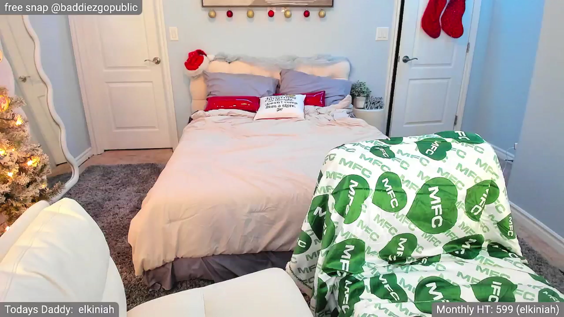 Gallery image thumbnail from VictoriaFox's myfreecams stream on, 12/12/2024, 08:57 image 6 of 20