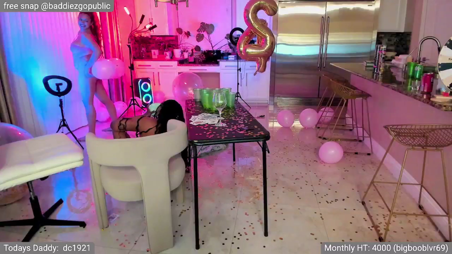 Gallery image thumbnail from VictoriaFox's myfreecams stream on, 03/19/2025, 12:08 image 14 of 20
