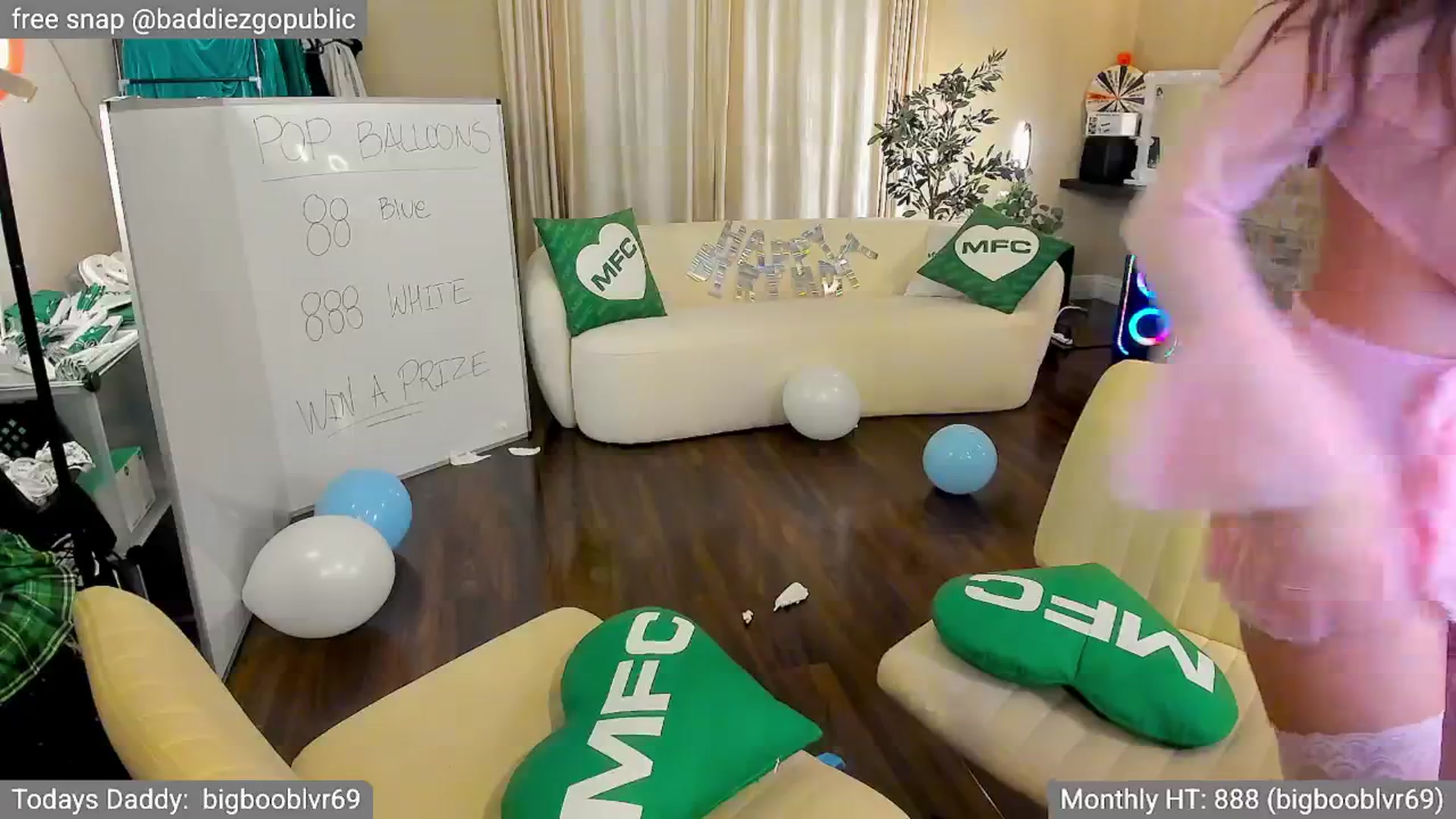 Gallery image thumbnail from VictoriaFox's myfreecams stream on, 04/08/2025, 08:29 image 14 of 20