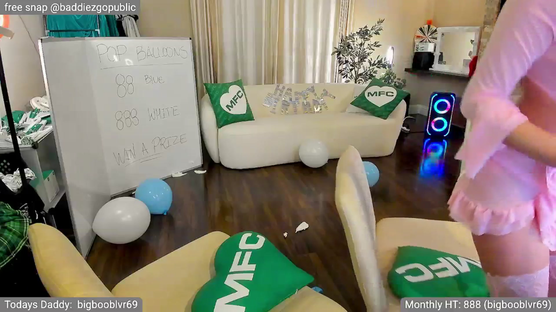 Gallery image thumbnail from VictoriaFox's myfreecams stream on, 04/08/2025, 08:29 image 13 of 20