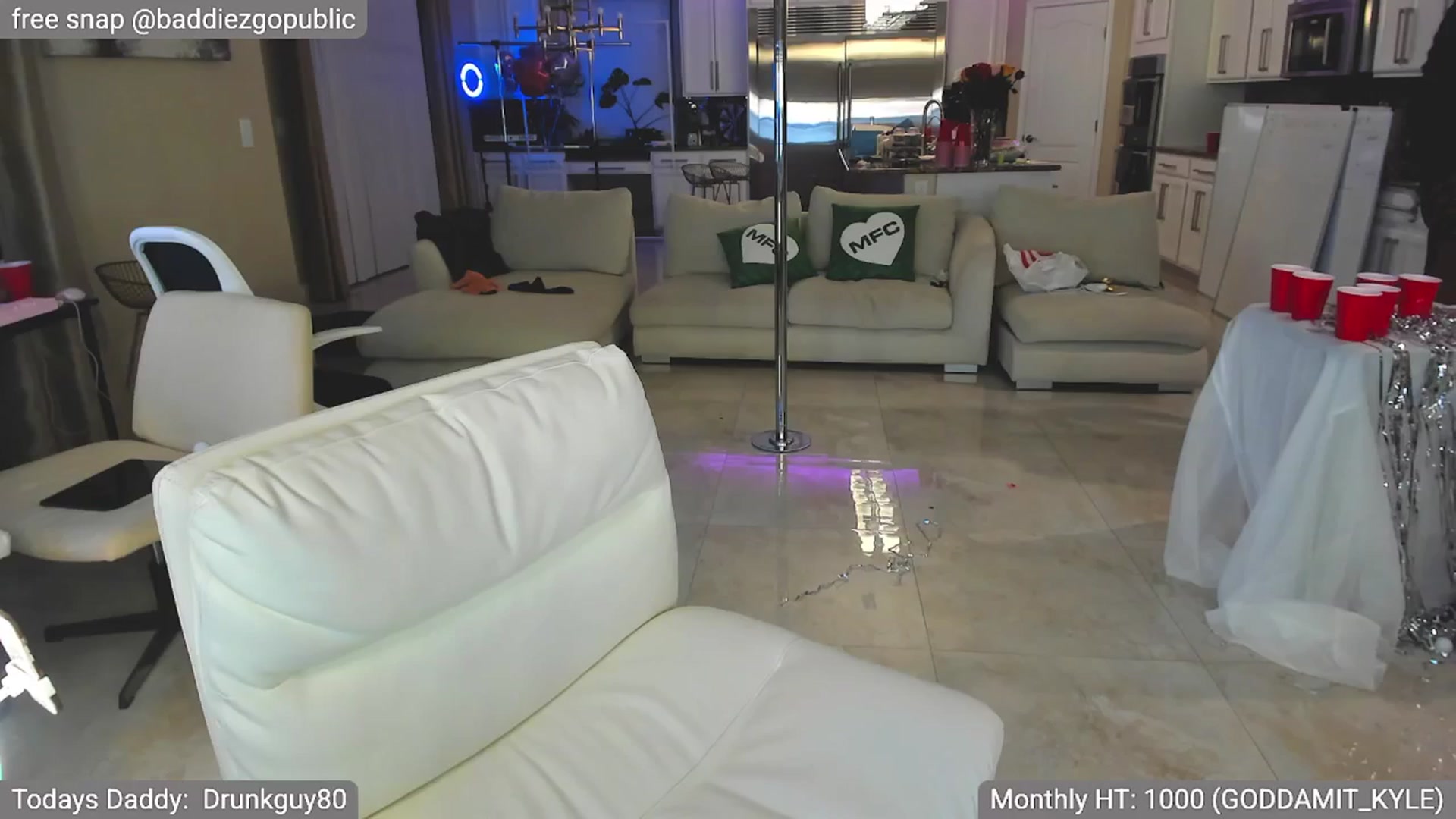 Gallery image thumbnail from VictoriaFox's myfreecams stream on, 04/23/2025, 09:29 image 6 of 20