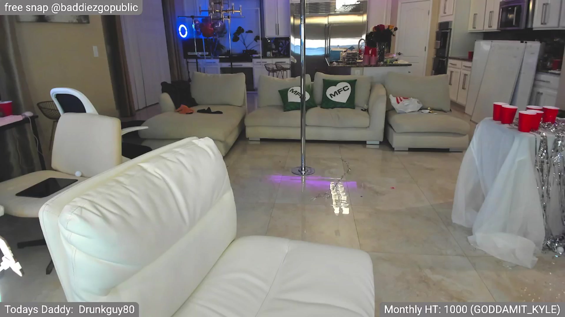 Gallery image thumbnail from VictoriaFox's myfreecams stream on, 04/23/2025, 09:29 image 8 of 20