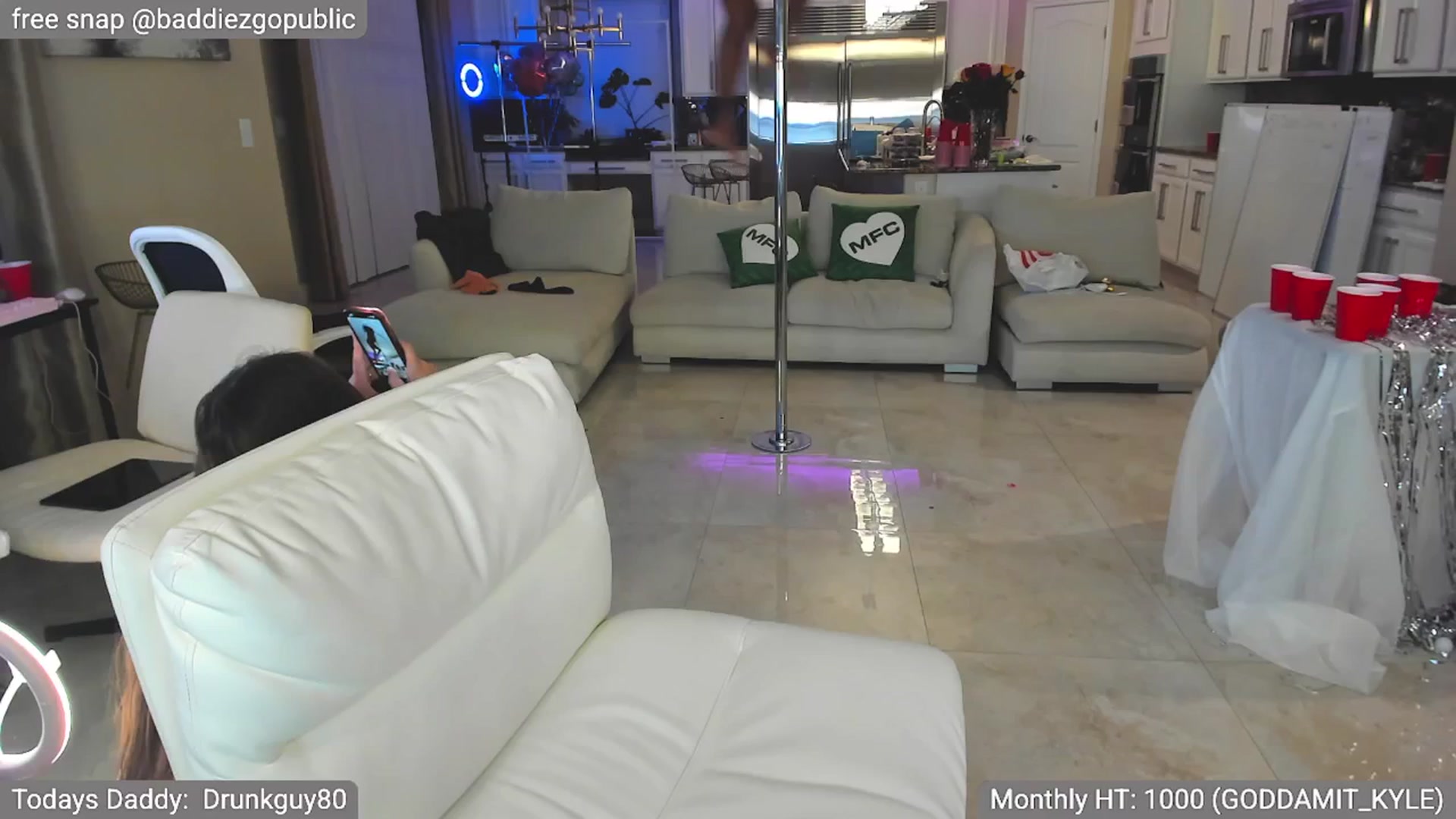 Gallery image thumbnail from VictoriaFox's myfreecams stream on, 04/23/2025, 09:29 image 9 of 20