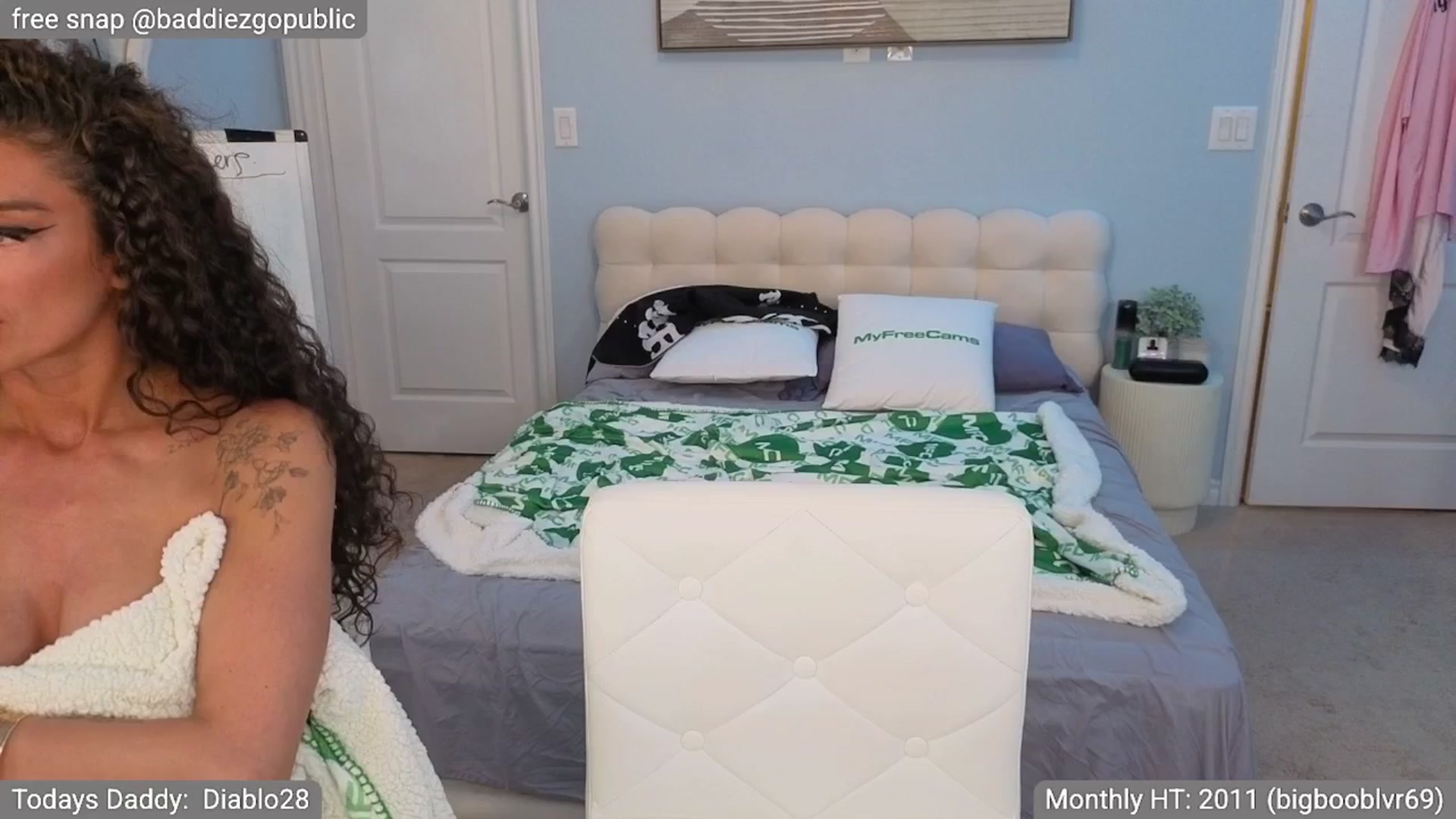 Gallery image thumbnail from VictoriaFox's myfreecams stream on, 04/30/2025, 07:52 image 17 of 20