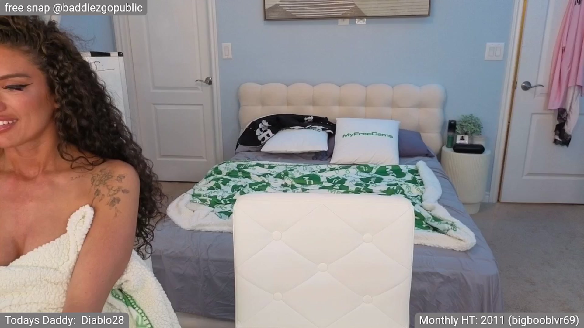 Gallery image thumbnail from VictoriaFox's myfreecams stream on, 04/30/2025, 07:52 image 16 of 20