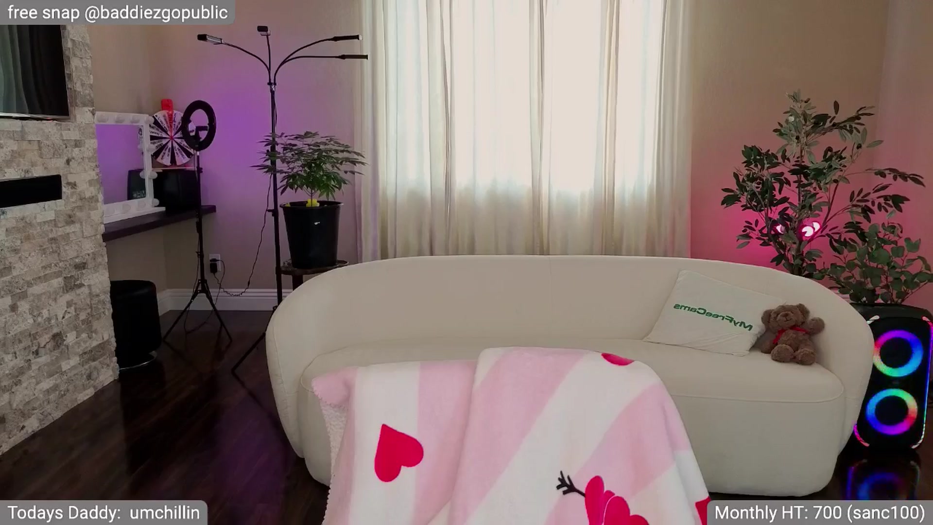 Gallery image thumbnail from VictoriaFox's myfreecams stream on, 05/04/2025, 23:29 image 13 of 20
