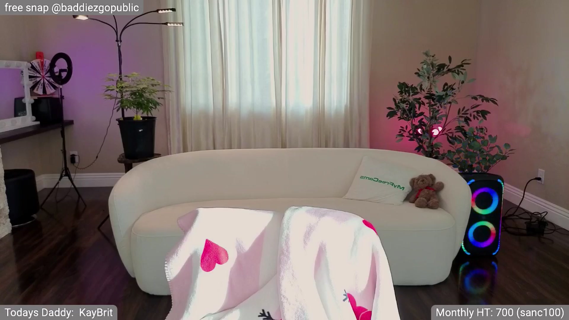 Gallery image thumbnail from VictoriaFox's myfreecams stream on, 05/05/2025, 01:08 image 13 of 20