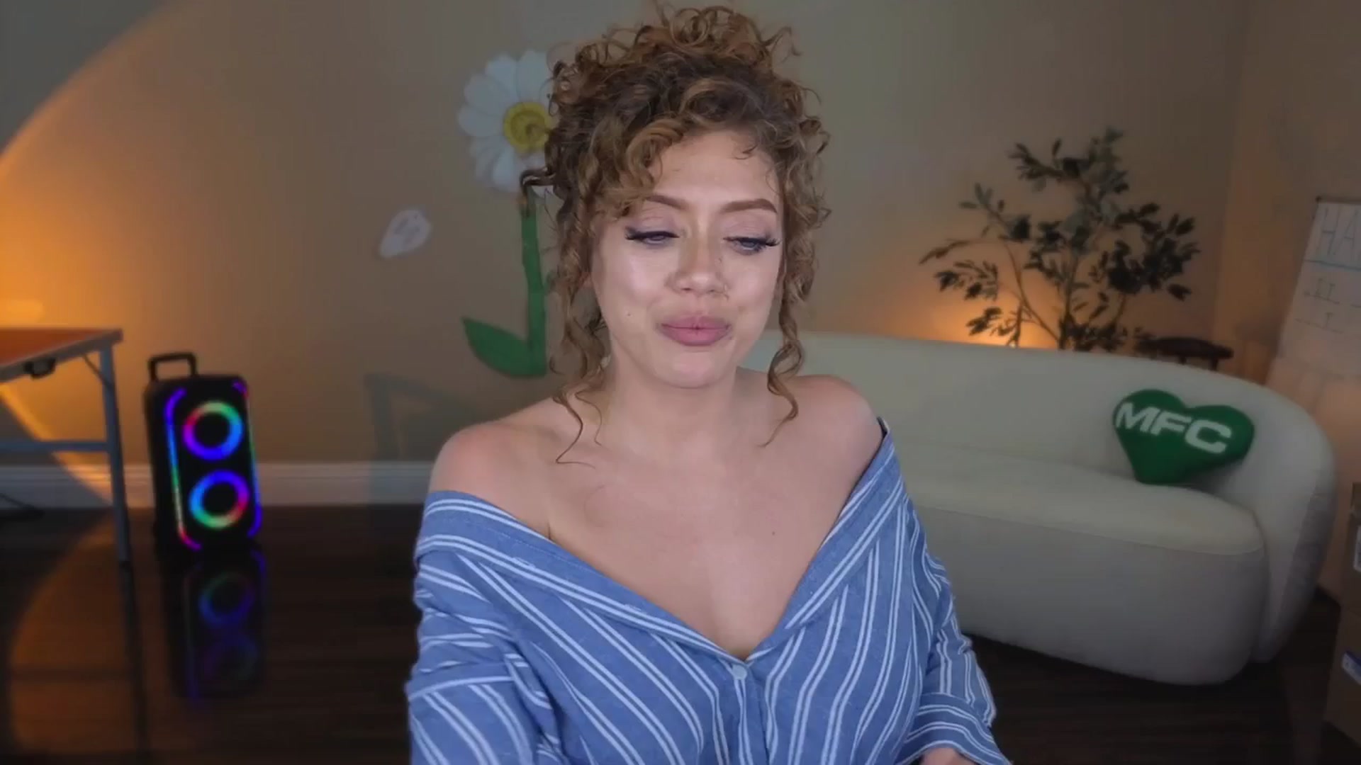 Gallery image thumbnail from VictoriaFox's myfreecams stream on, 07/20/2025, 20:05 image 1 of 20