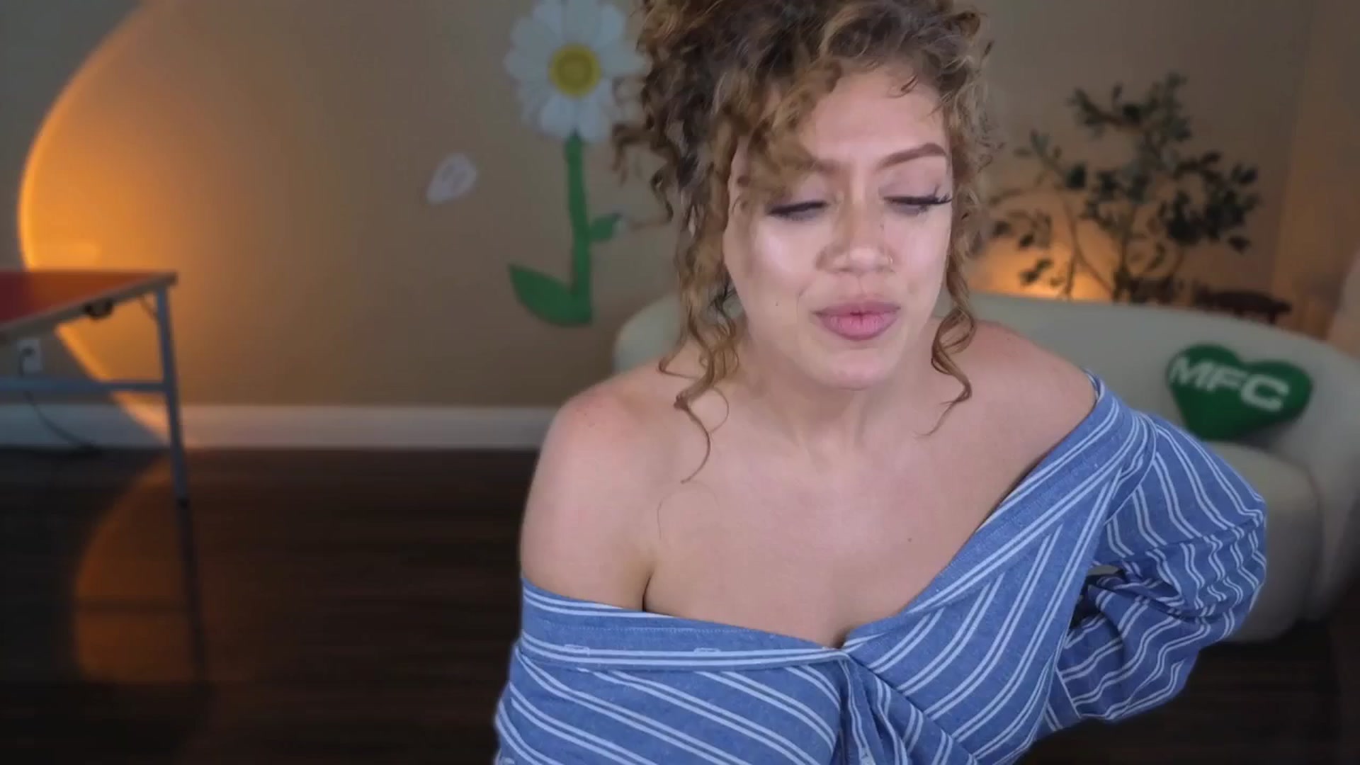 Gallery image thumbnail from VictoriaFox's myfreecams stream on, 07/20/2025, 20:05 image 14 of 20