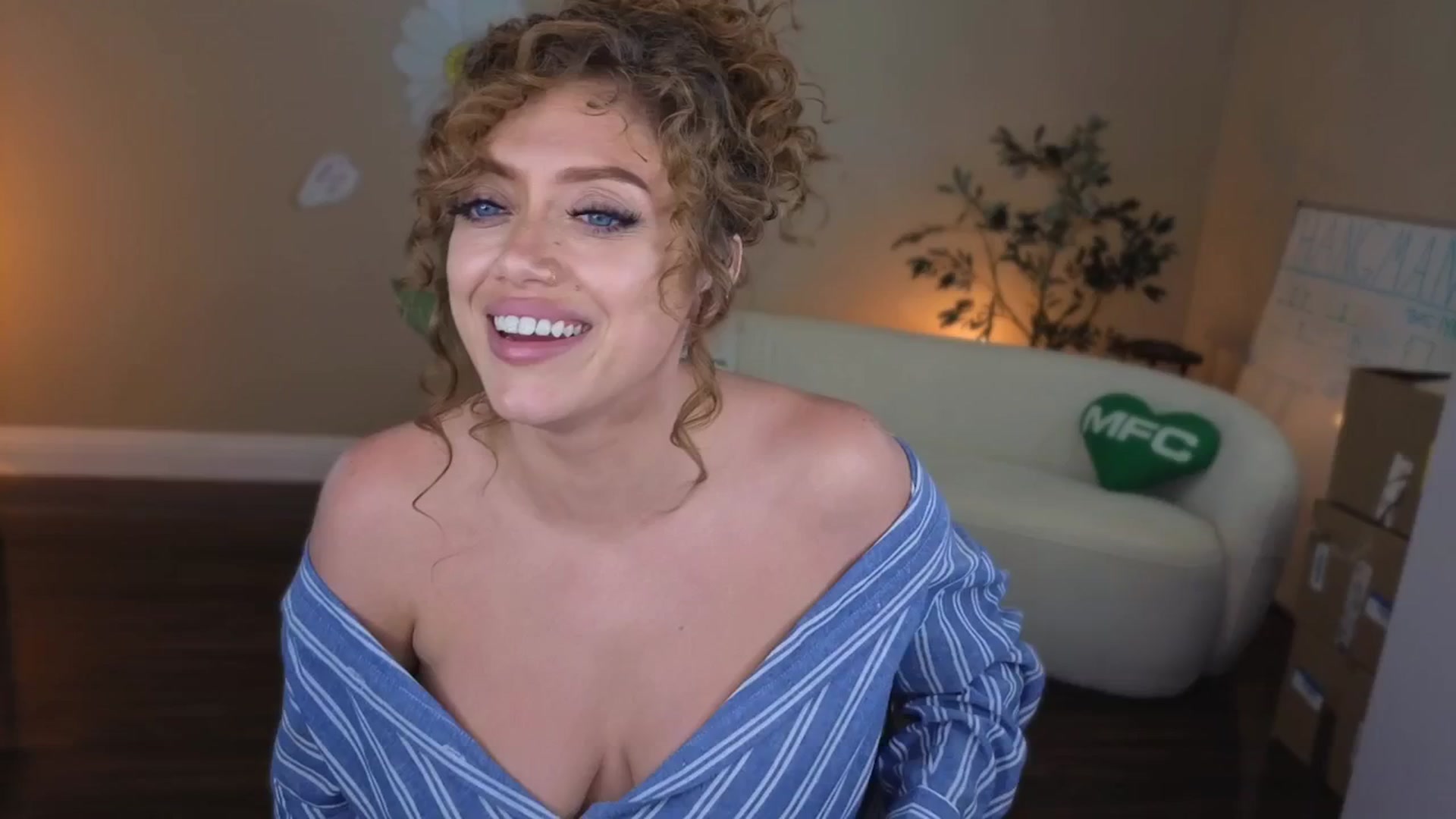 Gallery image thumbnail from VictoriaFox's myfreecams stream on, 07/20/2025, 20:05 image 19 of 20
