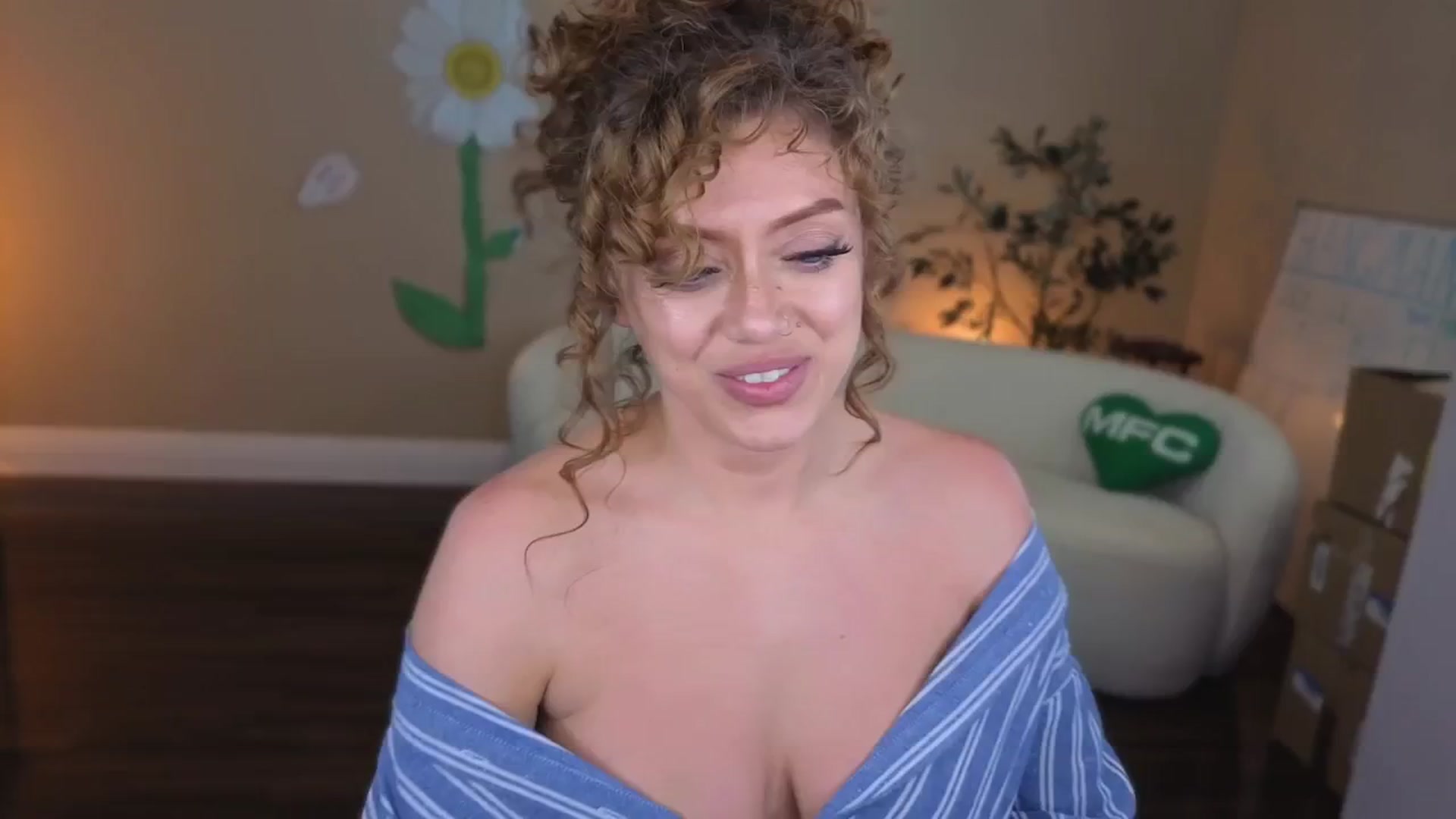Gallery image thumbnail from VictoriaFox's myfreecams stream on, 07/20/2025, 20:05 image 16 of 20