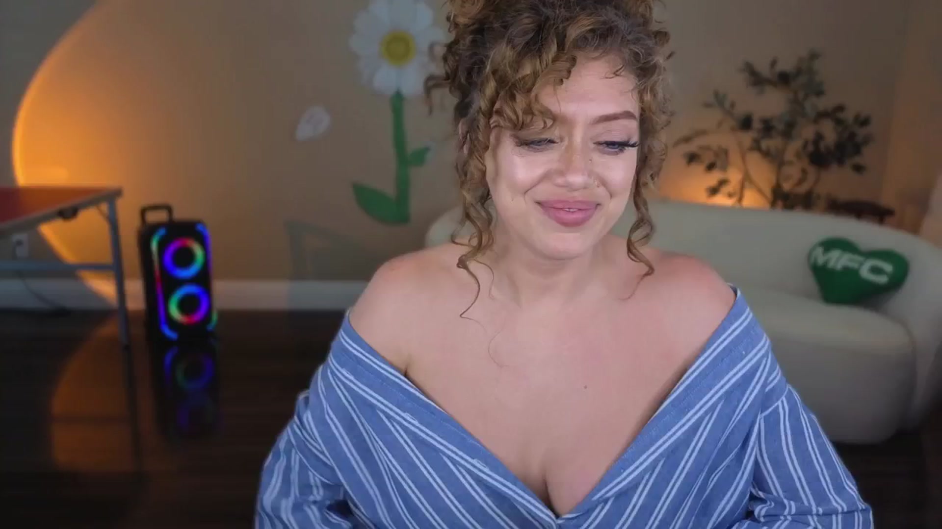 Gallery image thumbnail from VictoriaFox's myfreecams stream on, 07/20/2025, 20:05 image 3 of 20