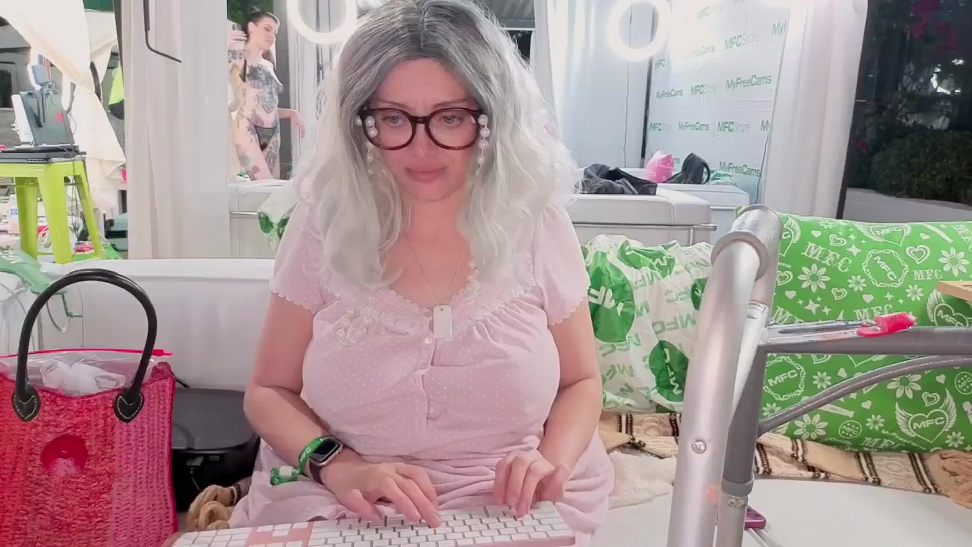 Gallery image thumbnail from VictoriaFox's myfreecams stream on, 10/08/2025, 01:47 image 14 of 20