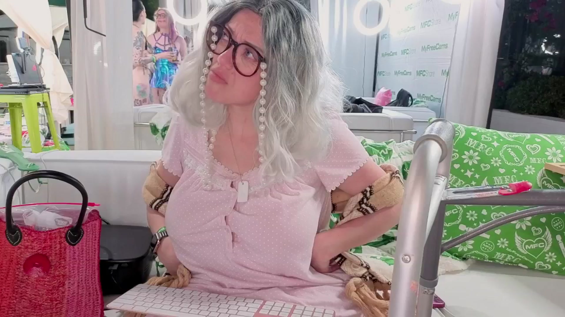 Gallery image thumbnail from VictoriaFox's myfreecams stream on, 10/08/2025, 01:47 image 16 of 20