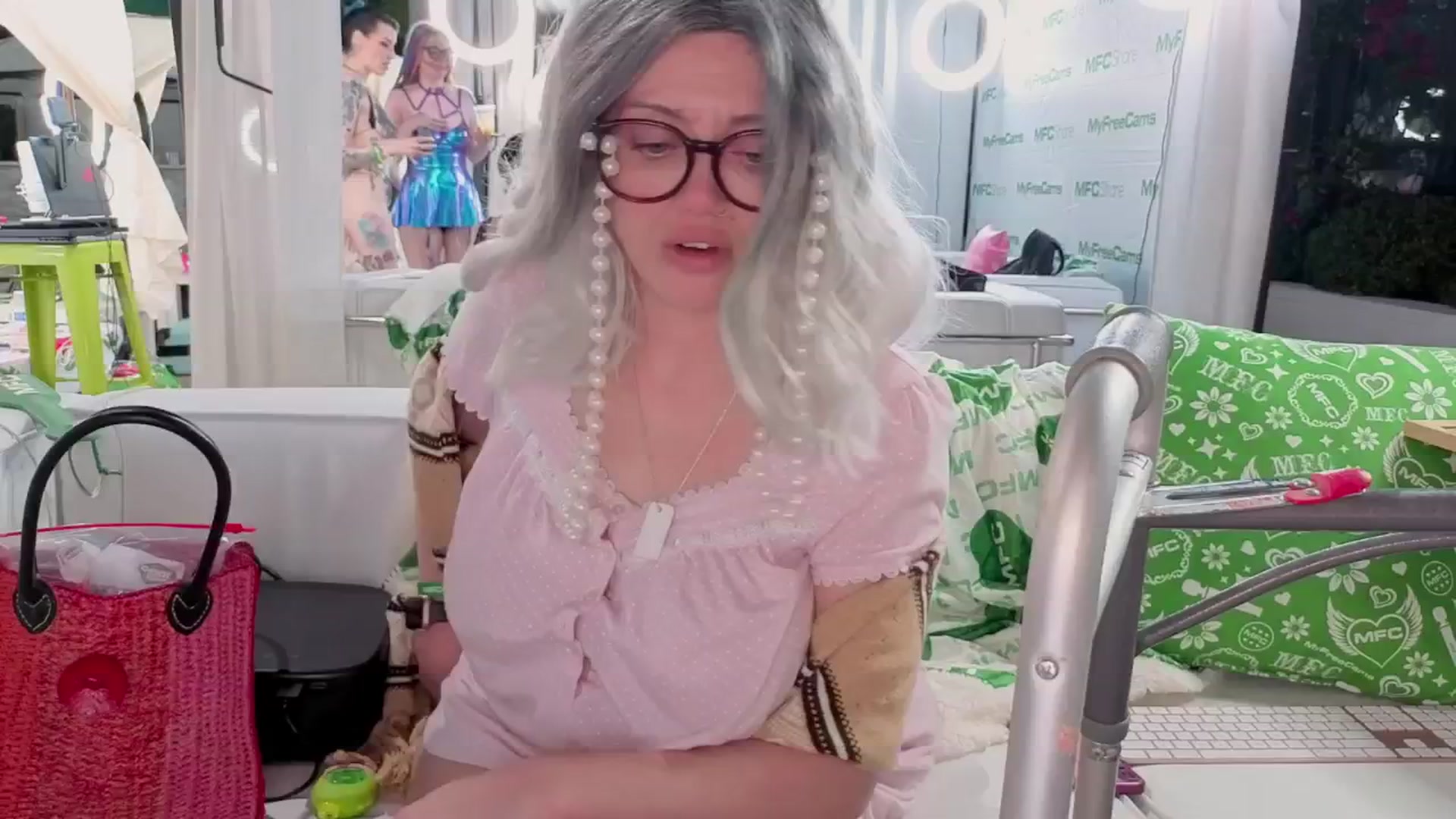 Gallery image thumbnail from VictoriaFox's myfreecams stream on, 10/08/2025, 01:47 image 15 of 20