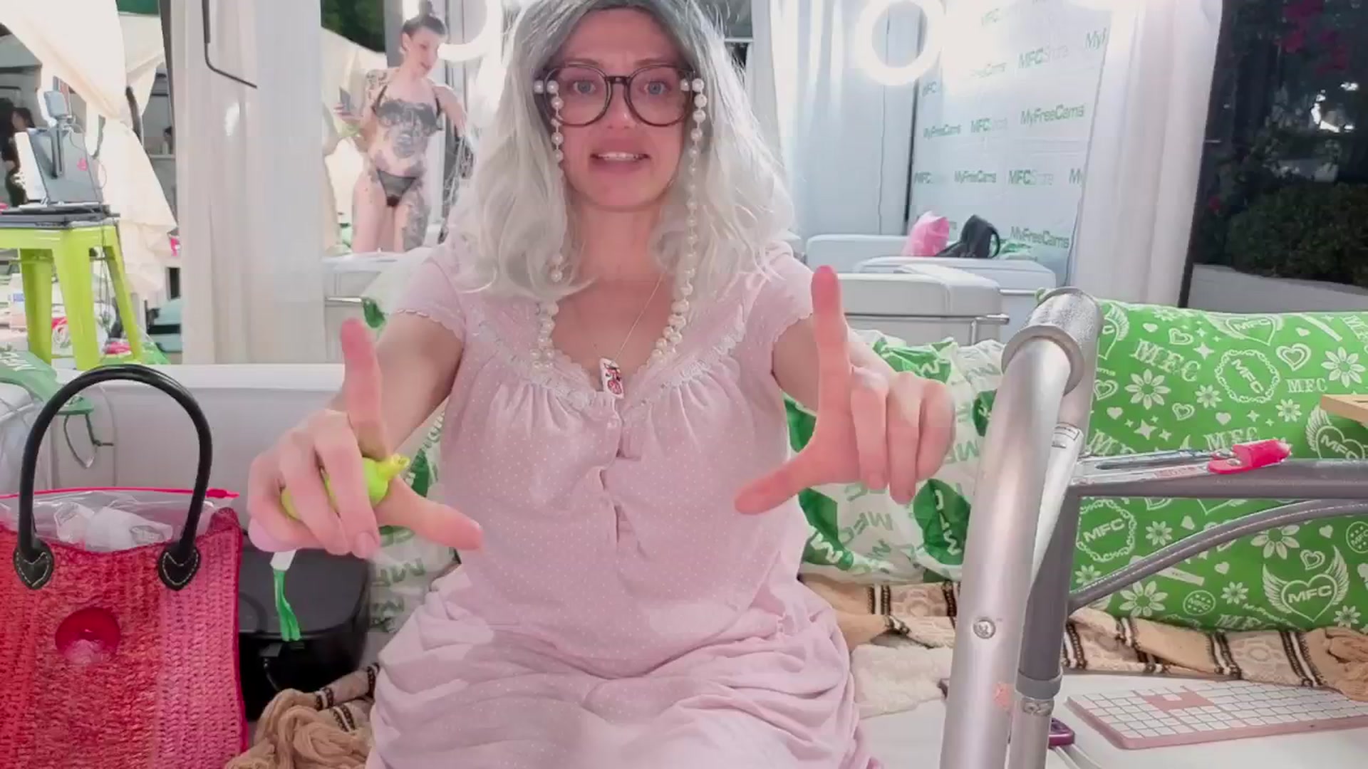 Gallery image thumbnail from VictoriaFox's myfreecams stream on, 10/08/2025, 01:47 image 12 of 20