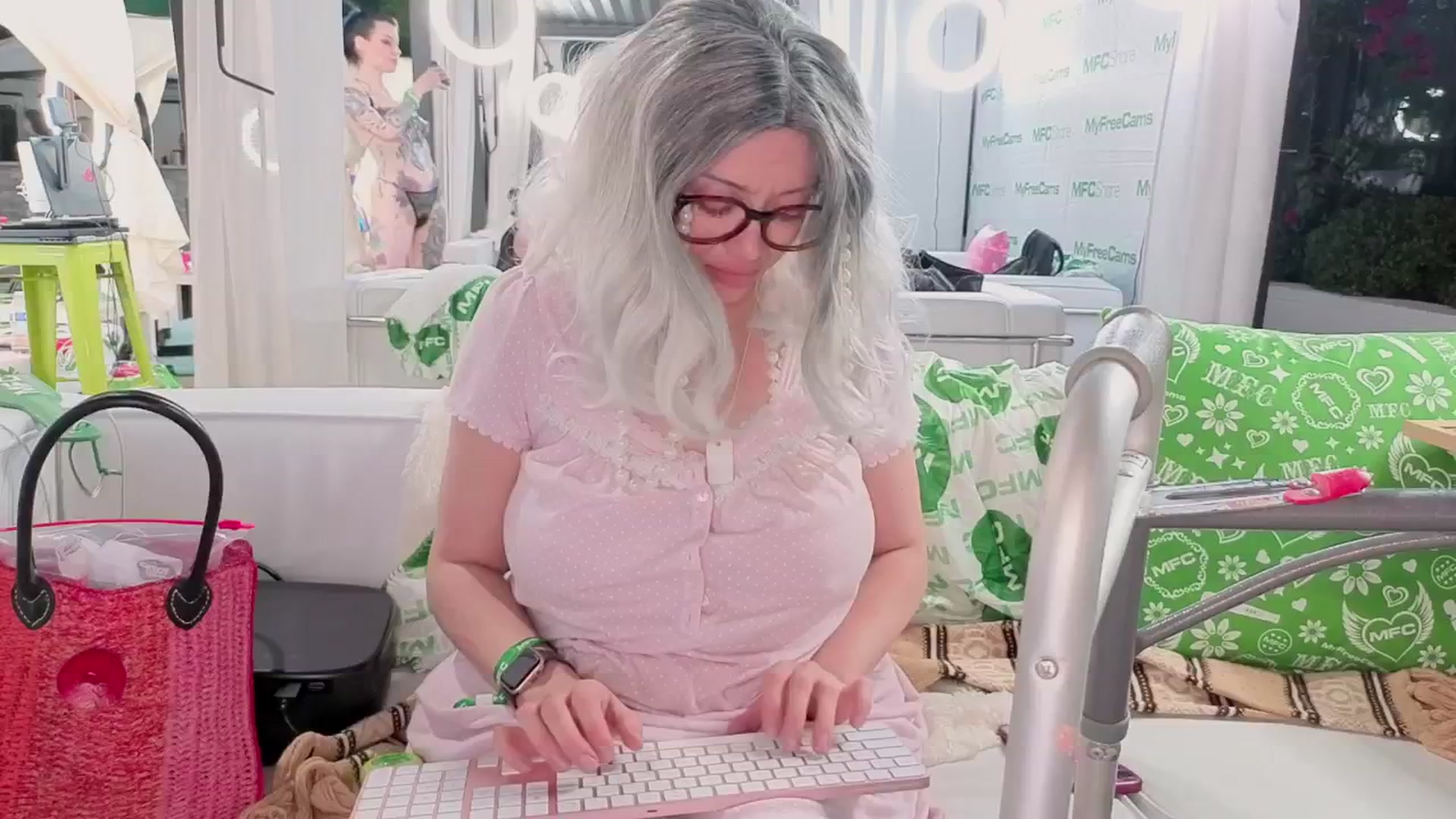 Gallery image thumbnail from VictoriaFox's myfreecams stream on, 10/08/2025, 01:47 image 13 of 20