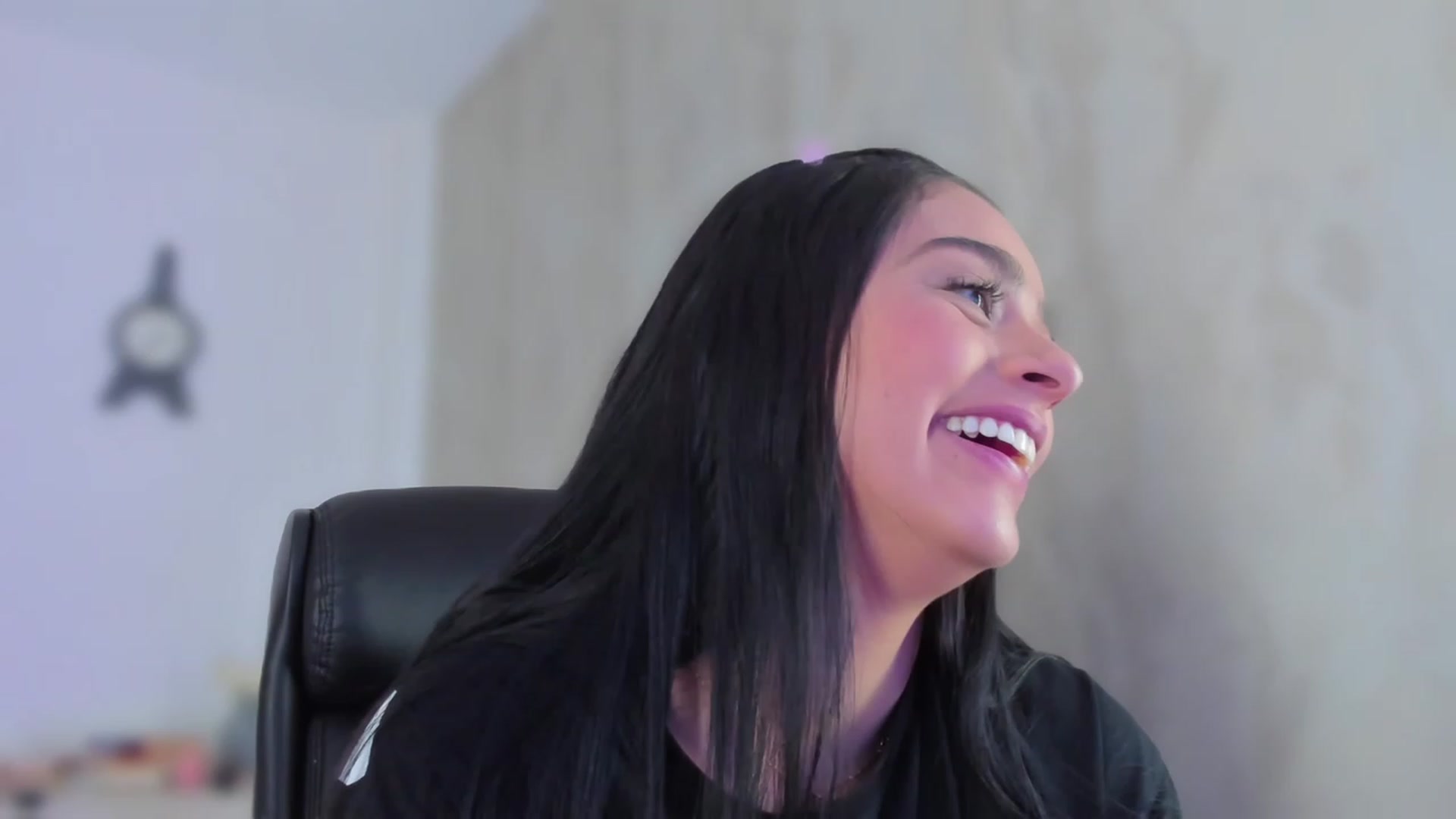 Gallery image thumbnail from VictoriaMilan's myfreecams stream on, 05/19/2023, 01:41 image 13 of 20